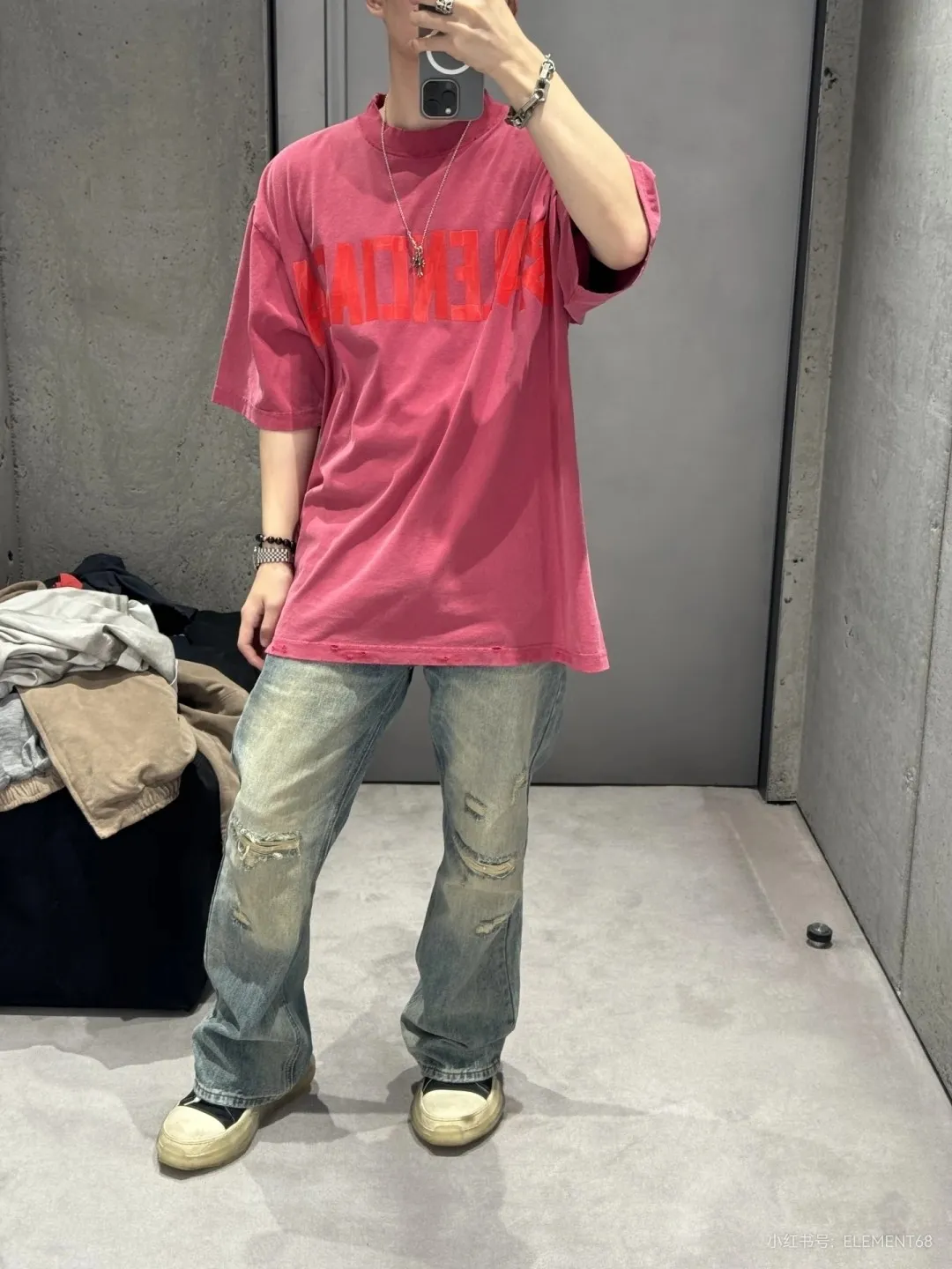 🎀Hot model pictures🎀Balenciaga tape new style rose red front and back letter masking tape short-sleeved T-shirt 280 grams full of texture, clean cloth, soft and comfortable. Solona thread dyeing without color difference. The fabric is made of 16s single yarn combed cotton plain weave. The original is custom-dyed in gray and black, and the front panel is printed using an elliptical machine screen + digital direct inkjet integrated machine. Imported environmentally friendly glue + transparent slurry is used as a base and the digital slurry is scraped twice. The color is printed using digital direct inkjet printing. According to the original refined artwork, the color is deepened at the connection position of the letters. The overall visual effect is like a hand-made decal on textured paper. The back panel is printed with fluorescent ink, and all hand-painted blurred strokes at the connecting positions of the letters make the letters more three-dimensional in the overall visual effect. The ready-made garments are hand-worn and cut out, and softeners are added to sand-wash, stir-fry, make the color old and soft. os dropped shoulders, loose version, same style for men and women. Color: Rose Red Size: XS-L P:280