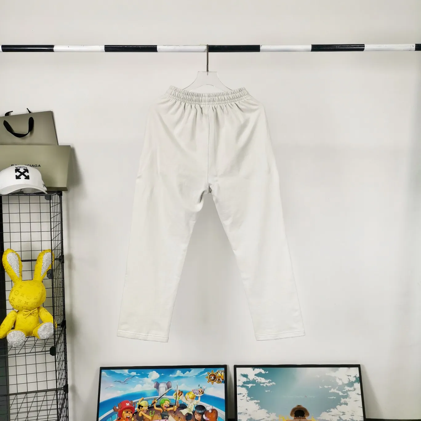 [New arrival] Top tried and tested version Balenciaga 21SS BLCG Balenciaga Wave Coke male and female couple celebrity same style pure cotton terry trousers sweatpants casual pants classic and versatile style is here! With these pants, they look perfect no matter what outfit you wear! Get it now! Customized special fabrics, ready-to-wear washable, soft and comfortable to the touch.  460 grams of dust-free sweatshirt fabric, washed and cut. Imported environmentally friendly water glue is added to the garment and washed twice to ensure consistent printing. Customized wash mark. This year's sincere shorts LOGO adopts Japanese Tajima embroidery technology, and the printing is full and meticulous. Color: black/grey/off-white/blue Size: XS-L P:370