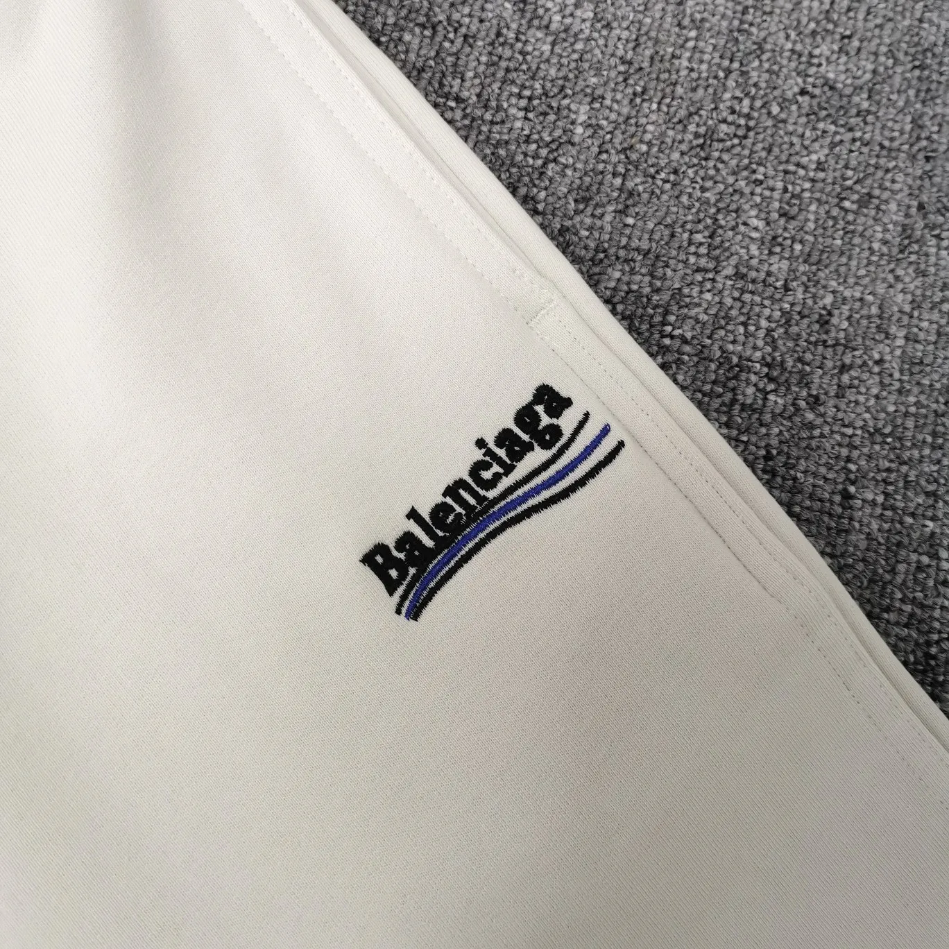 [New arrival] Top tried and tested version Balenciaga 21SS BLCG Balenciaga Wave Coke male and female couple celebrity same style pure cotton terry trousers sweatpants casual pants classic and versatile style is here! With these pants, they look perfect no matter what outfit you wear! Get it now! Customized special fabrics, ready-to-wear washable, soft and comfortable to the touch.  460 grams of dust-free sweatshirt fabric, washed and cut. Imported environmentally friendly water glue is added to the garment and washed twice to ensure consistent printing. Customized wash mark. This year's sincere shorts LOGO adopts Japanese Tajima embroidery technology, and the printing is full and meticulous. Color: black/grey/off-white/blue Size: XS-L P:370