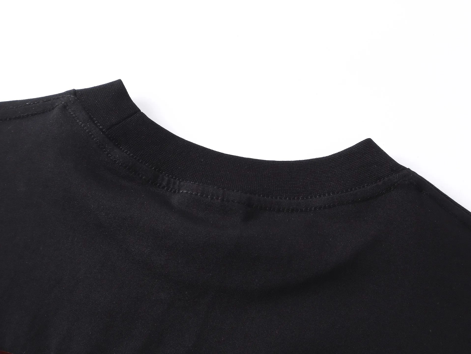 🅿️270 BALENCI*GA Paris tape-laminated long-sleeved T-shirt. The front and back panels are embroidered with imported Tajima machines. The effect is three-dimensional. The tape is embossed with imported transparent glue. Restore the brick cabinet. Exclusively pattern-woven and dyed 280g fabric. Threads are dyed in the same cylinder with zero color difference. The version adopts OS loose shoulder-drop version. Welcome to compare. Same style for men and women -Color: black -SIZE: Xs S M L Style number 8643#
