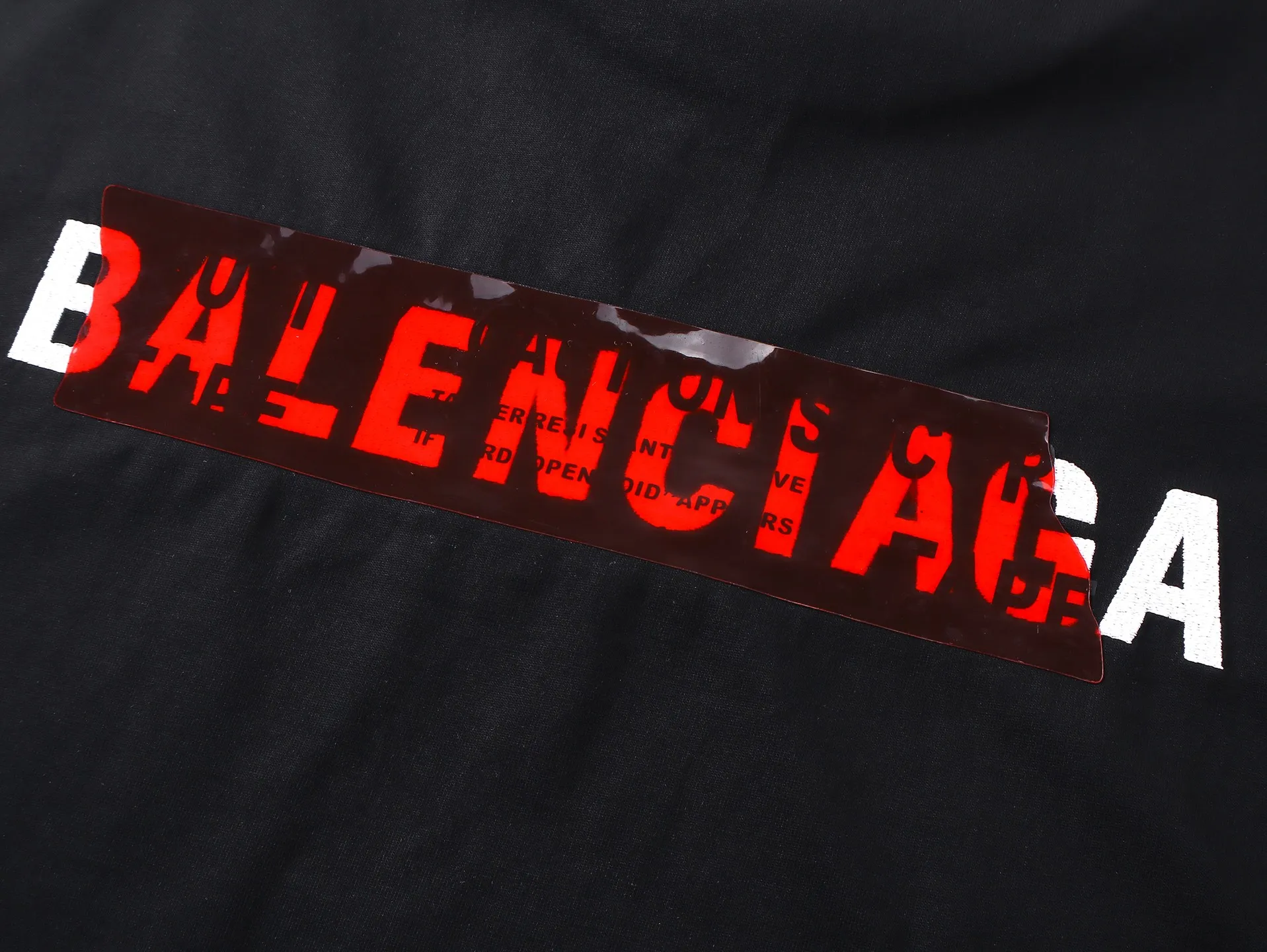 🅿️270 BALENCI*GA Paris tape-laminated long-sleeved T-shirt. The front and back panels are embroidered with imported Tajima machines. The effect is three-dimensional. The tape is embossed with imported transparent glue. Restore the brick cabinet. Exclusively pattern-woven and dyed 280g fabric. Threads are dyed in the same cylinder with zero color difference. The version adopts OS loose shoulder-drop version. Welcome to compare. Same style for men and women -Color: black -SIZE: Xs S M L Style number 8643#