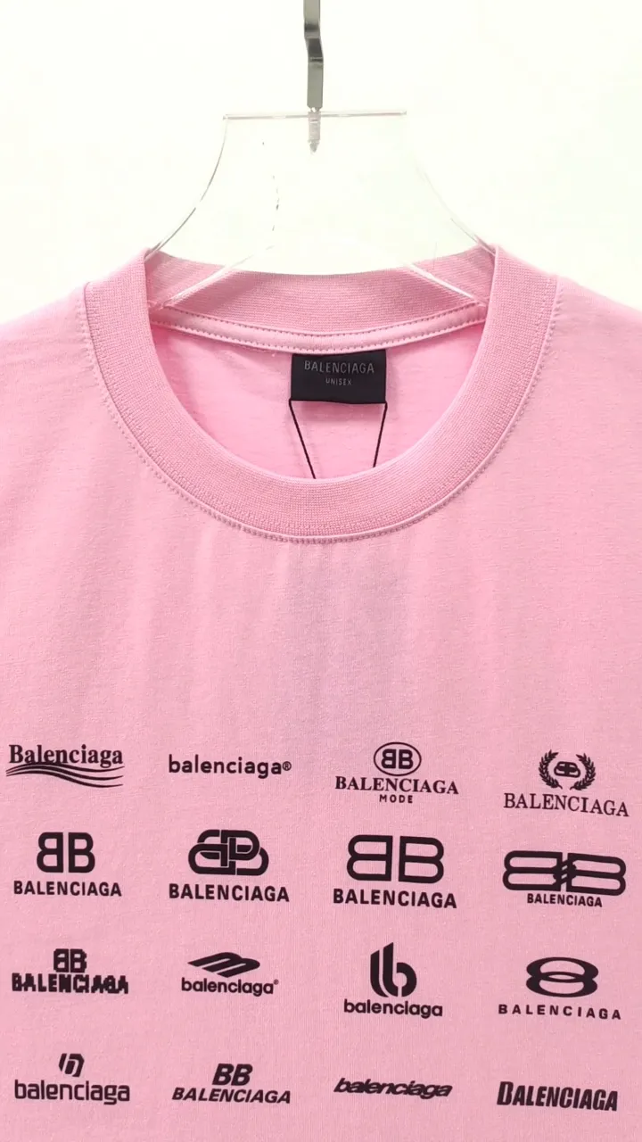 Frontal real-shot video - the top version of Balenciaga BALENCIAGA with LOGO slogans printed all over it. The same style pure cotton loose short-sleeved T-shirt for male and female couples stars. Balenciaga was founded by Cristobal Balenciaga, a great genius designer known as the representative of the 20th century. For more than half a century since the brand was founded, Balenciaga has been famous in the fashion industry for its fashion and elegance. You can find any of your favorite logos on the front and back of this piece, Ness.  The front and rear printing uses low-coverage screen printing technology, and the glue is imported. The printing is very delicate, and the scratched out problems are very clear and there are no burrs. The fabric is made of 280g double-ply double-yarn pure cotton loose fabric, which is loose and breathable, has good drying effect, full drape and skin toning. Color: Black White Pink Size: XS-L P:240