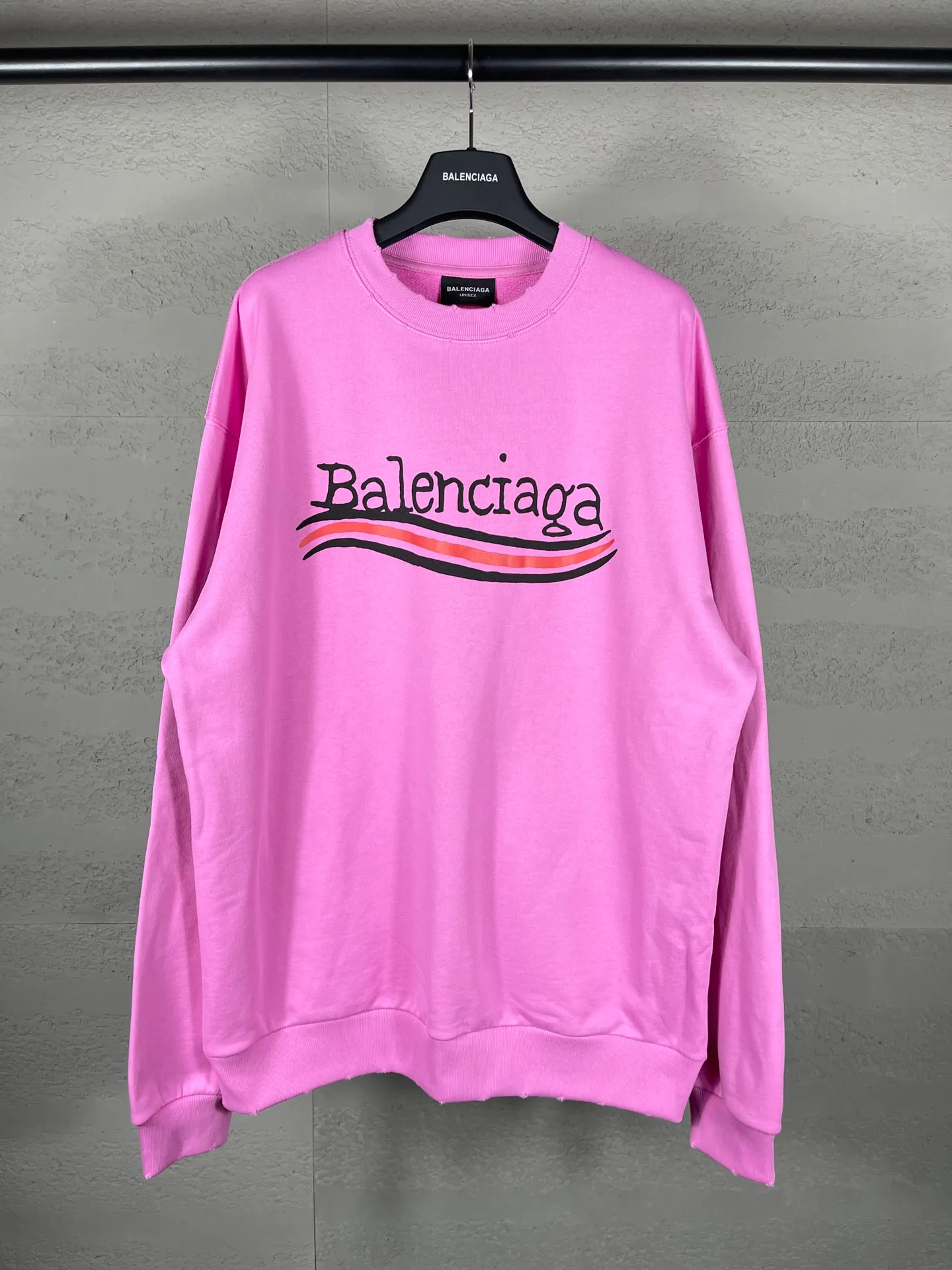 🅿️260 real photos [Top version. Official website quality] BALENCI*GA/Paris #New front and rear Coke classic LOGO graffiti round neck sweatshirt #2023 autumn and winter new style. Brick cabinet synchronization.                       The fabric is made of Paris ZP custom-woven and dyed cotton sweatshirt. The weight is 450 grams. The cloth surface is clean. The cloth pattern is clear, soft and comfortable. The color fastness is good. It is not easy to change color. The printing uses a circular machine to imitate hand-painted effects. There are no burrs. The color is returned to the original board and the brick cabinet is restored. The version adopts OS loose shoulder design. Same style for men and women. Code: BL235570 Color: black, pink Size: XS S M L