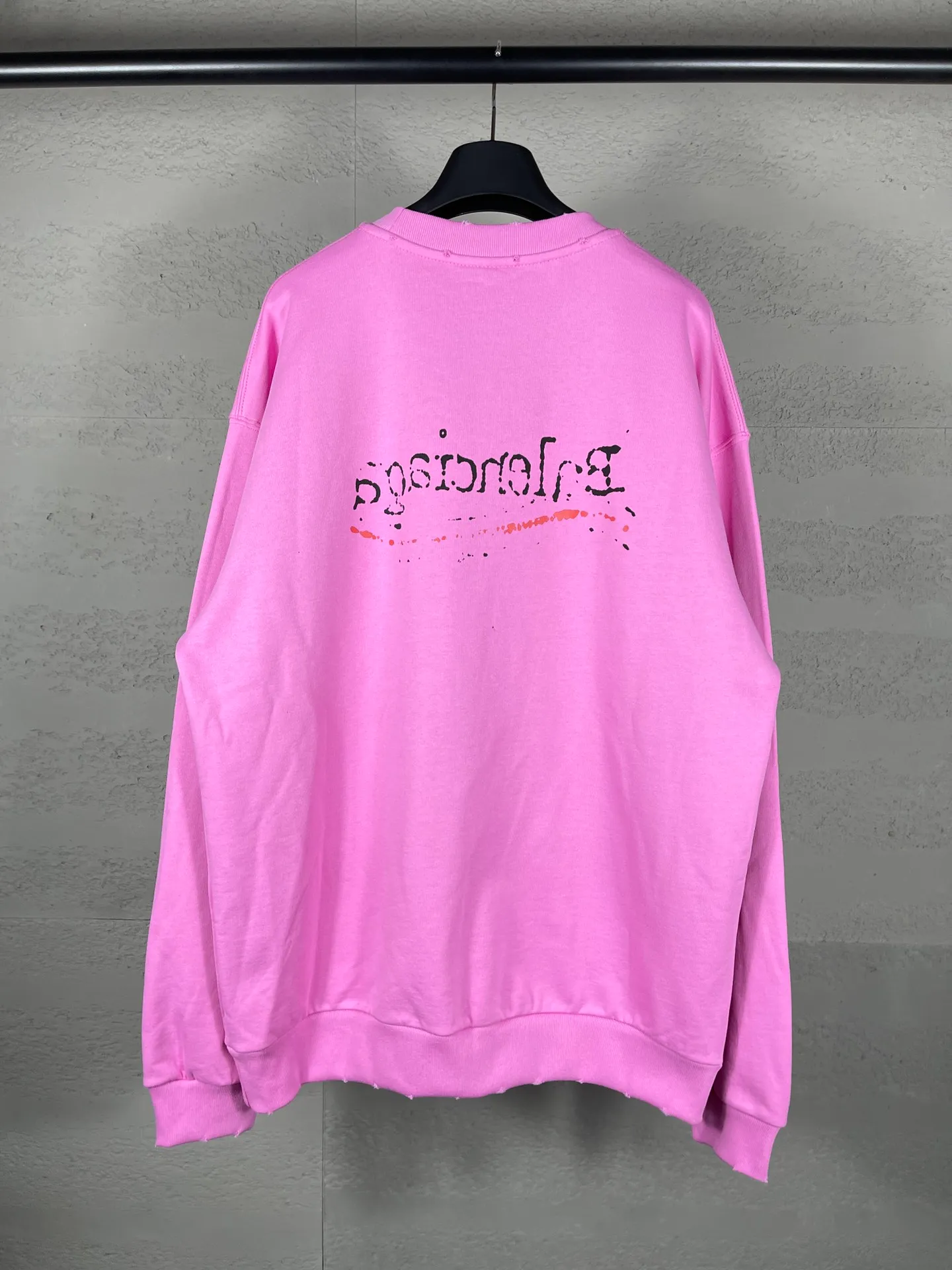 🅿️260 real photos [Top version. Official website quality] BALENCI*GA/Paris #New front and rear Coke classic LOGO graffiti round neck sweatshirt #2023 autumn and winter new style. Brick cabinet synchronization.                       The fabric is made of Paris ZP custom-woven and dyed cotton sweatshirt. The weight is 450 grams. The cloth surface is clean. The cloth pattern is clear, soft and comfortable. The color fastness is good. It is not easy to change color. The printing uses a circular machine to imitate hand-painted effects. There are no burrs. The color is returned to the original board and the brick cabinet is restored. The version adopts OS loose shoulder design. Same style for men and women. Code: BL235570 Color: black, pink Size: XS S M L