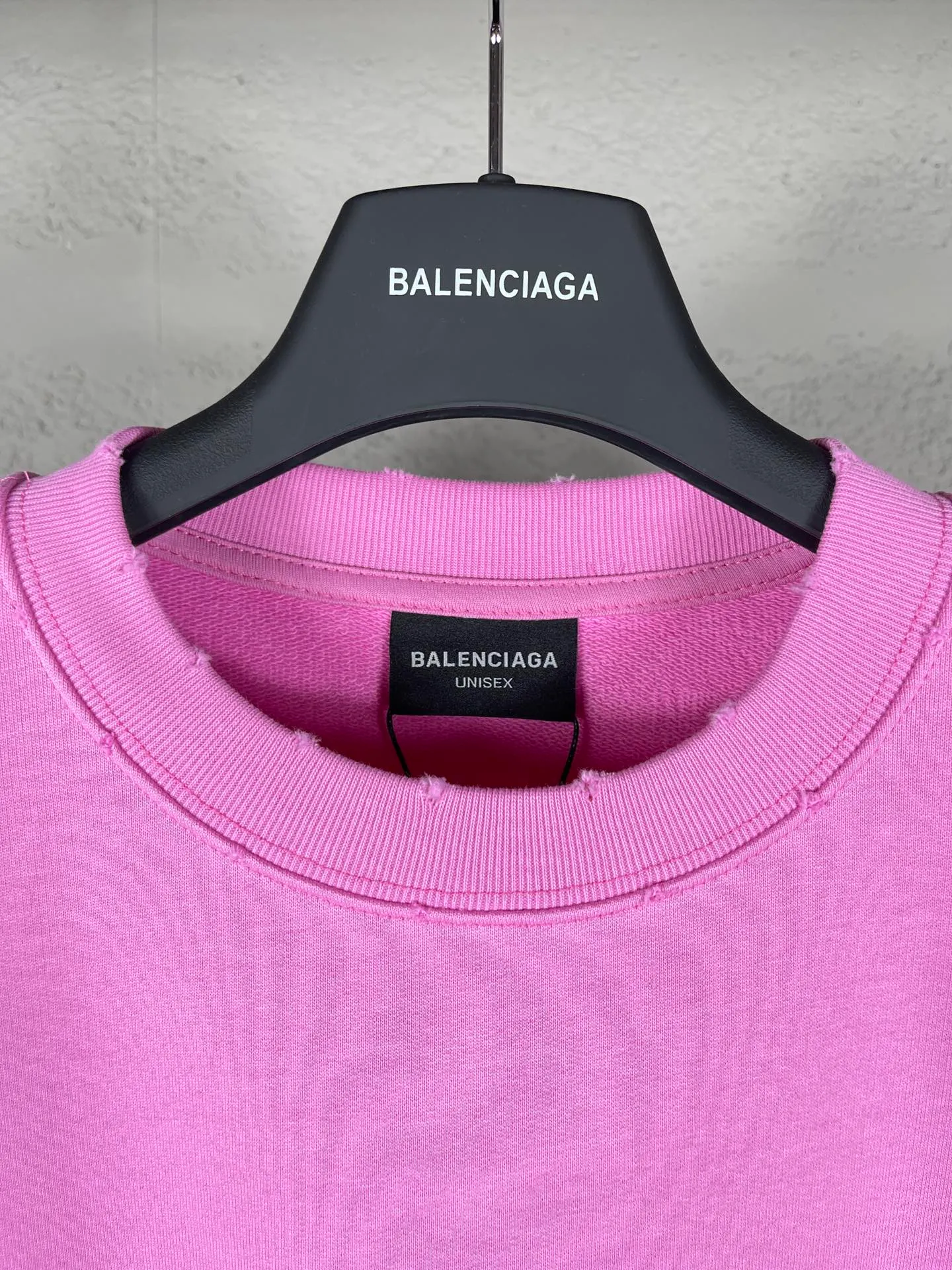 🅿️260 real photos [Top version. Official website quality] BALENCI*GA/Paris #New front and rear Coke classic LOGO graffiti round neck sweatshirt #2023 autumn and winter new style. Brick cabinet synchronization.                       The fabric is made of Paris ZP custom-woven and dyed cotton sweatshirt. The weight is 450 grams. The cloth surface is clean. The cloth pattern is clear, soft and comfortable. The color fastness is good. It is not easy to change color. The printing uses a circular machine to imitate hand-painted effects. There are no burrs. The color is returned to the original board and the brick cabinet is restored. The version adopts OS loose shoulder design. Same style for men and women. Code: BL235570 Color: black, pink Size: XS S M L