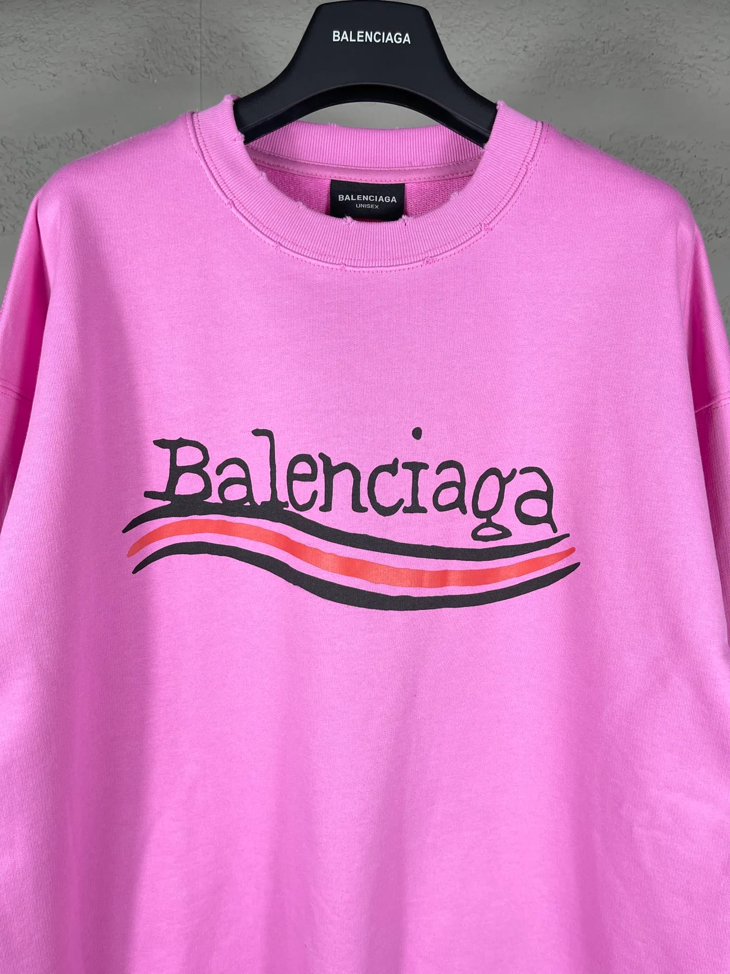 🅿️260 real photos [Top version. Official website quality] BALENCI*GA/Paris #New front and rear Coke classic LOGO graffiti round neck sweatshirt #2023 autumn and winter new style. Brick cabinet synchronization.                       The fabric is made of Paris ZP custom-woven and dyed cotton sweatshirt. The weight is 450 grams. The cloth surface is clean. The cloth pattern is clear, soft and comfortable. The color fastness is good. It is not easy to change color. The printing uses a circular machine to imitate hand-painted effects. There are no burrs. The color is returned to the original board and the brick cabinet is restored. The version adopts OS loose shoulder design. Same style for men and women. Code: BL235570 Color: black, pink Size: XS S M L