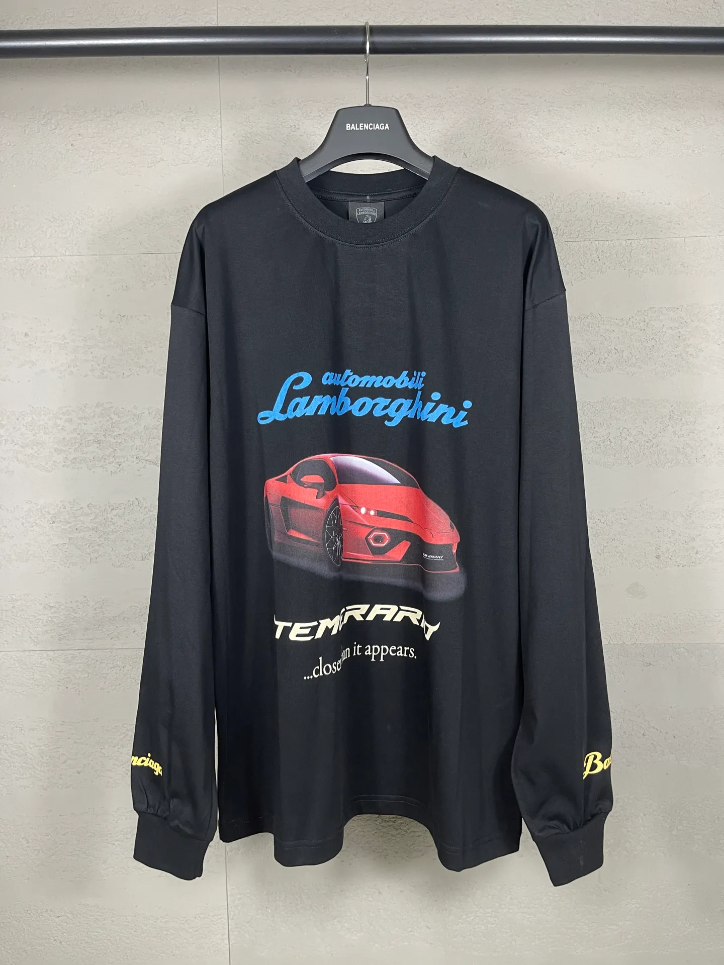 🅿️230 real photos [Top version. Official website quality] BALENCI*GA/Paris co-branded Lamborghini Lamborghini front and back left and right sleeves direct-injection printed long-sleeved T-shirt # SS25 latest model. Research and development at the first time, different market currencies. Comparisons welcome. The fabric is made of Paris ZP custom-woven and dyed cotton double yarn. Weighing 260 grams, the cloth surface is clean. The cloth pattern is clear, soft and comfortable. The threads are dyed with no color difference. Printing adopts computer direct printing. The pattern letters are clear, three-dimensional and without burrs. Jubie market produces pictures based on pictures. Welcome to compare. The version adopts OS loose shoulder design. Same style for men and women. Code: BL255071 Color: white gray, black Size: XS S M L
