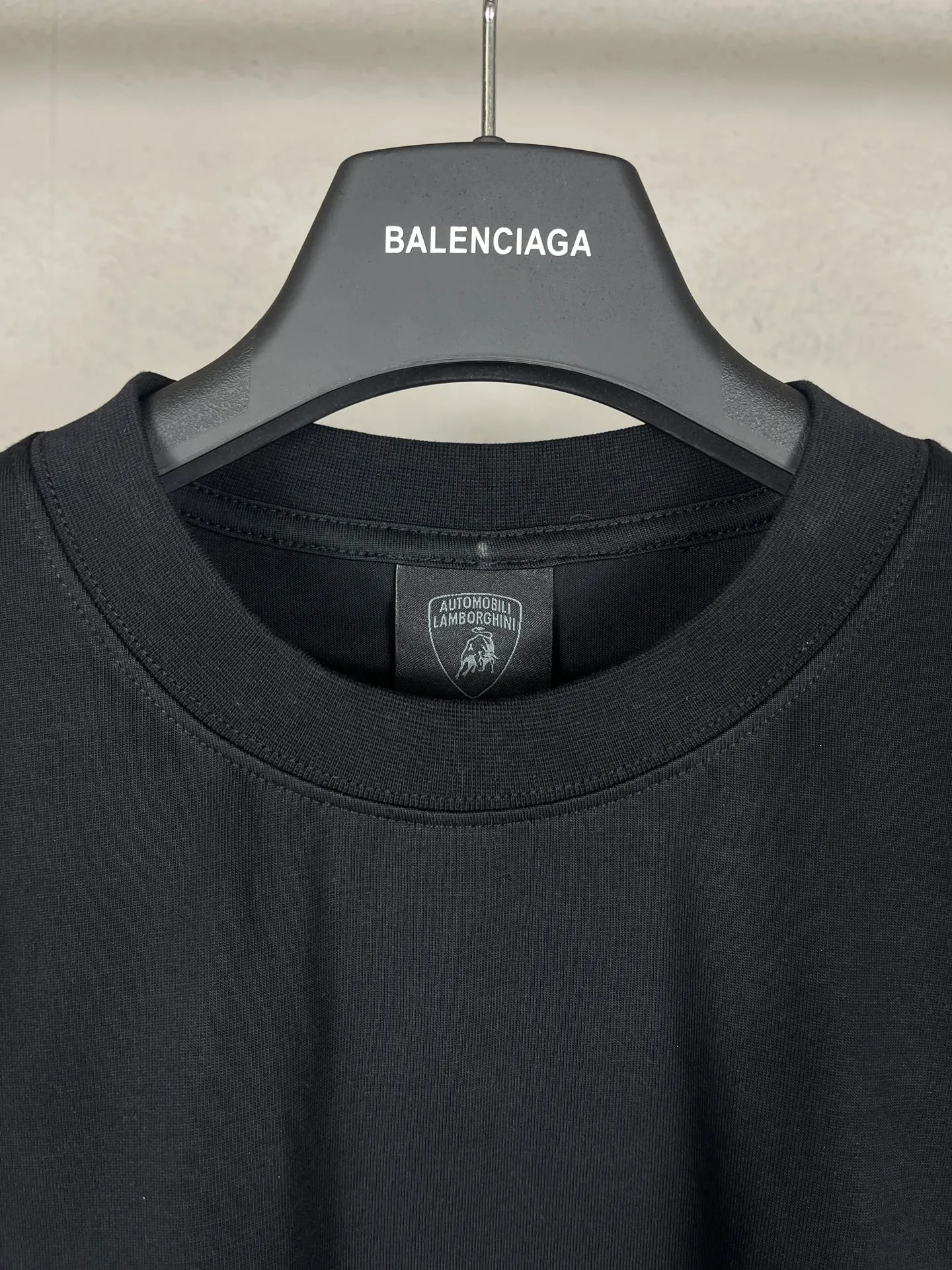 🅿️230 real photos [Top version. Official website quality] BALENCI*GA/Paris co-branded Lamborghini Lamborghini front and back left and right sleeves direct-injection printed long-sleeved T-shirt # SS25 latest model. Research and development at the first time, different market currencies. Comparisons welcome. The fabric is made of Paris ZP custom-woven and dyed cotton double yarn. Weighing 260 grams, the cloth surface is clean. The cloth pattern is clear, soft and comfortable. The threads are dyed with no color difference. Printing adopts computer direct printing. The pattern letters are clear, three-dimensional and without burrs. Jubie market produces pictures based on pictures. Welcome to compare. The version adopts OS loose shoulder design. Same style for men and women. Code: BL255071 Color: white gray, black Size: XS S M L