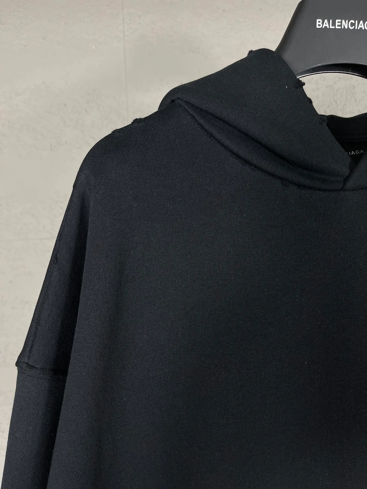 🅿️300 Actual pictures [Top version. Official website quality] BALENCI*GA/Paris# classic model, 2023 autumn and winter new style. Coke cracked printed worn distressed long-sleeved hooded sweatshirt. The fabric is made of Paris ZP custom-woven and dyed cotton double yarn David sweater. The weight is 450 grams, the cloth surface is clean. The cloth pattern is clear, soft and comfortable. The threads are dyed with no color difference. The classic pattern printing uses environmentally friendly imported glue, split printing, precision stencil, clear letters, no burrs, and strong three-dimensional effect. The garments are worn and worn. All colors are synchronized with the brick cabinets, custom woven and dyed, and will not fade. Different market currencies. The version adopts OS loose shoulder design. Same style for men and women. Code: BL238029 Color: black, smoke gray, plain blue, off-white Size: XS S M L