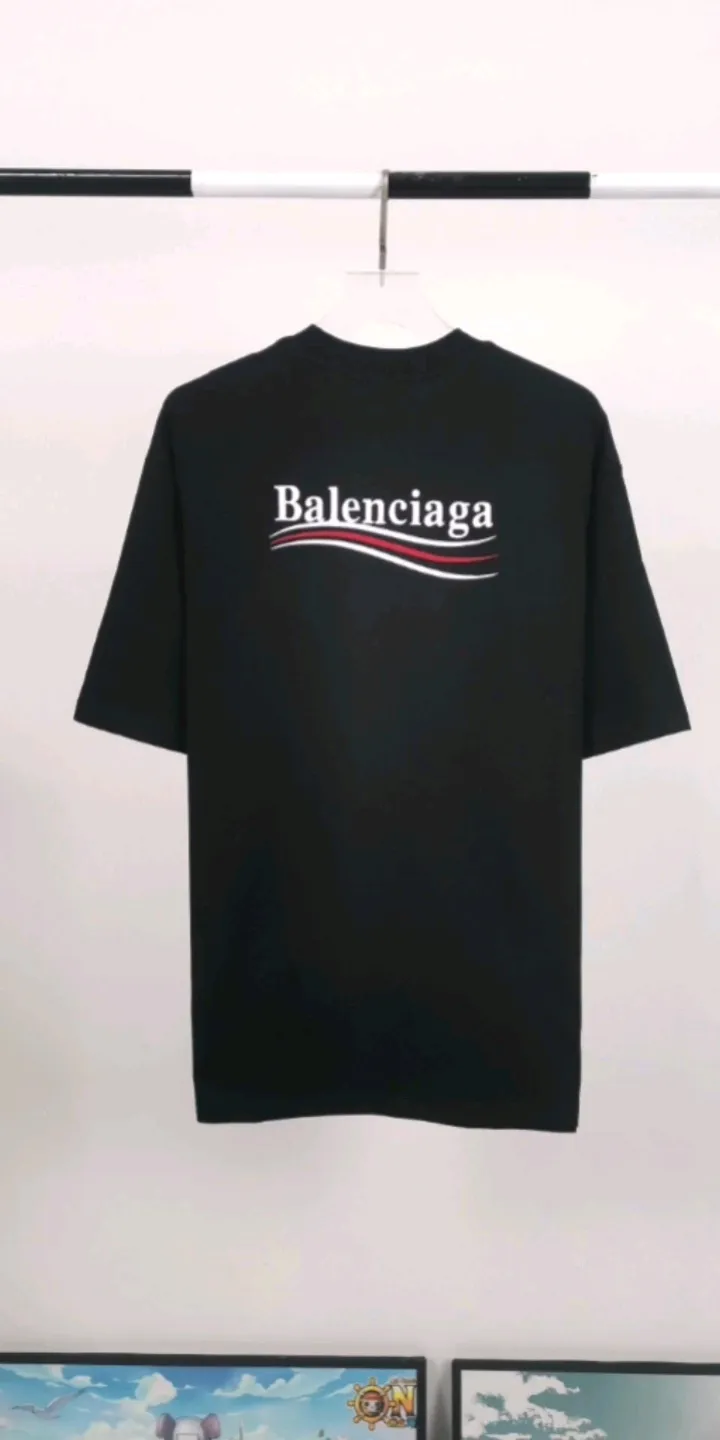 Real shot of the video - the top tested version of Balenciaga BALENCIAGA Cola Mailang embroidered printed short-sleeved T-shirts for male and female couples celebrities. Three colors are available, ensuring the same fabric as the original version, no color difference! Customized dyeing in a package! INS, Xiaohongshu’s popular style, classics that never fade away! The king of orders in Spain, the fried chicken is highly recommended! 32S 280g pure cotton double yarn fabric, comfortable and wide! Full of drape! The printing uses Tajima embroidery machine imported from Japan, which is known as the fighter among embroidery machines. The embroidery is meticulous, with no threads or skipped threads, the printing and embroidery are full and fine, and the letter spacing is consistent with ZP! Wearing it gives you full confidence and peace of mind! The labels and washes are all correct! On behalf of G at the same level! Consistent packaging at the counter!  Size: XS-L Color: Beige, taro purple, active gray, light hemp gray, black P:260