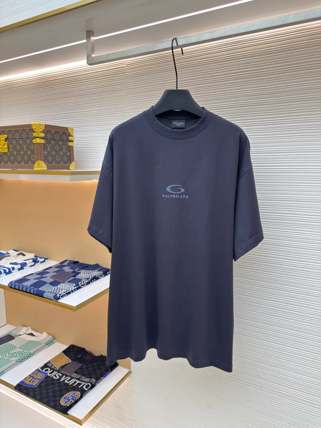 Balenciaga gray circle embroidery round neck short sleeves ●Authentic product: purchased and developed by 3184 ●Item number: 1680218-A00 ●Fabric: pure cotton fabric ●Technology: embroidery production ●Version: loose version ●Weight: about 250 grams ●Size: Thread, 270g. 24S fabric is a medium-to-thick yarn, suitable for creating thick, crisp fabrics with a slightly rough texture, which is in line with the "natural and original" effect pursued by retro style. The texture is soft, breathable and elastic, suitable for close-fitting wear and able to create a simple and smooth silhouette. The loose silhouette design details with a retro feel are reflected through old textures, faded processing, and classic tailoring. The overall wiring is straight and delicate, the fabric is comfortable and soft, and the color is consistent without color difference. It can be matched with the same style to create a fashionable look and control various occasions. Customized accessories, complete with three standards, same style for men and women!