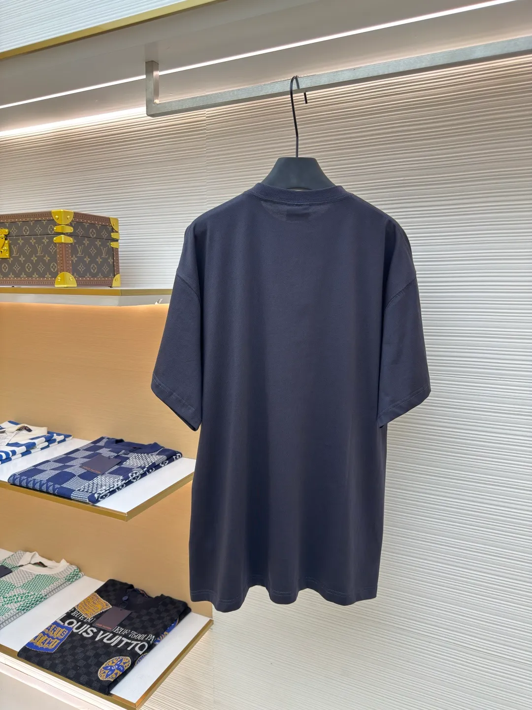 Balenciaga gray circle embroidery round neck short sleeves ●Authentic product: purchased and developed by 3184 ●Item number: 1680218-A00 ●Fabric: pure cotton fabric ●Technology: embroidery production ●Version: loose version ●Weight: about 250 grams ●Size: Thread, 270g. 24S fabric is a medium-to-thick yarn, suitable for creating thick, crisp fabrics with a slightly rough texture, which is in line with the "natural and original" effect pursued by retro style. The texture is soft, breathable and elastic, suitable for close-fitting wear and able to create a simple and smooth silhouette. The loose silhouette design details with a retro feel are reflected through old textures, faded processing, and classic tailoring. The overall wiring is straight and delicate, the fabric is comfortable and soft, and the color is consistent without color difference. It can be matched with the same style to create a fashionable look and control various occasions. Customized accessories, complete with three standards, same style for men and women!
