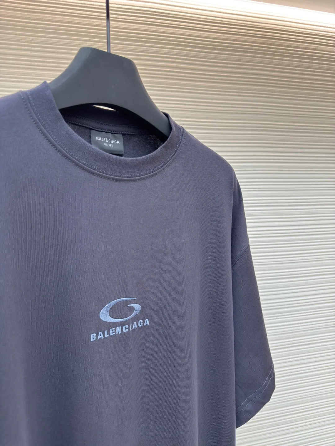 Balenciaga gray circle embroidery round neck short sleeves ●Authentic product: purchased and developed by 3184 ●Item number: 1680218-A00 ●Fabric: pure cotton fabric ●Technology: embroidery production ●Version: loose version ●Weight: about 250 grams ●Size: Thread, 270g. 24S fabric is a medium-to-thick yarn, suitable for creating thick, crisp fabrics with a slightly rough texture, which is in line with the "natural and original" effect pursued by retro style. The texture is soft, breathable and elastic, suitable for close-fitting wear and able to create a simple and smooth silhouette. The loose silhouette design details with a retro feel are reflected through old textures, faded processing, and classic tailoring. The overall wiring is straight and delicate, the fabric is comfortable and soft, and the color is consistent without color difference. It can be matched with the same style to create a fashionable look and control various occasions. Customized accessories, complete with three standards, same style for men and women!