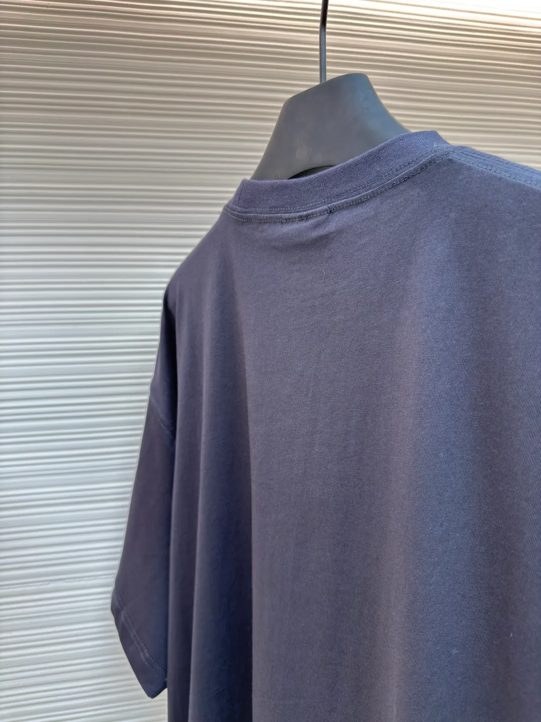 Balenciaga gray circle embroidery round neck short sleeves ●Authentic product: purchased and developed by 3184 ●Item number: 1680218-A00 ●Fabric: pure cotton fabric ●Technology: embroidery production ●Version: loose version ●Weight: about 250 grams ●Size: Thread, 270g. 24S fabric is a medium-to-thick yarn, suitable for creating thick, crisp fabrics with a slightly rough texture, which is in line with the "natural and original" effect pursued by retro style. The texture is soft, breathable and elastic, suitable for close-fitting wear and able to create a simple and smooth silhouette. The loose silhouette design details with a retro feel are reflected through old textures, faded processing, and classic tailoring. The overall wiring is straight and delicate, the fabric is comfortable and soft, and the color is consistent without color difference. It can be matched with the same style to create a fashionable look and control various occasions. Customized accessories, complete with three standards, same style for men and women!