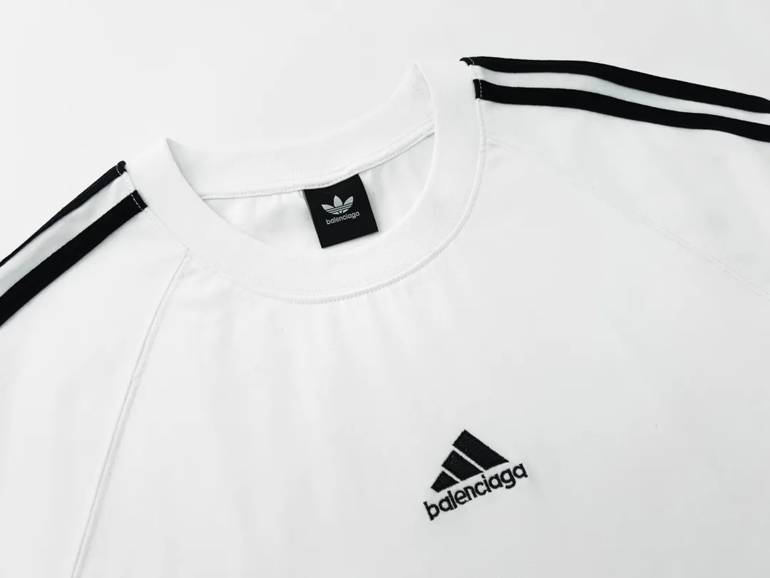 🅿️200 Detailed picture [Top version. Official website quality] BALENCI*GA/Paris co-branded Adidas Adidas clover three-stripe LOGO embroidered side contrast short-sleeved T-shirt# The fabric is made of Paris ZP custom-woven and dyed cotton double yarn. Weighing 260 grams, the cloth surface is clean. The cloth pattern is clear, soft and comfortable. The threads are dyed with no color difference. The classic pattern embroidery uses imported embroidery, and the letters are clear, three-dimensional and without rough edges. Jubie market produces pictures based on pictures. Welcome to compare. The version adopts OS loose shoulder version. Same style for men and women. Code: BL223082 Color: black, white, navy size: XS to L
