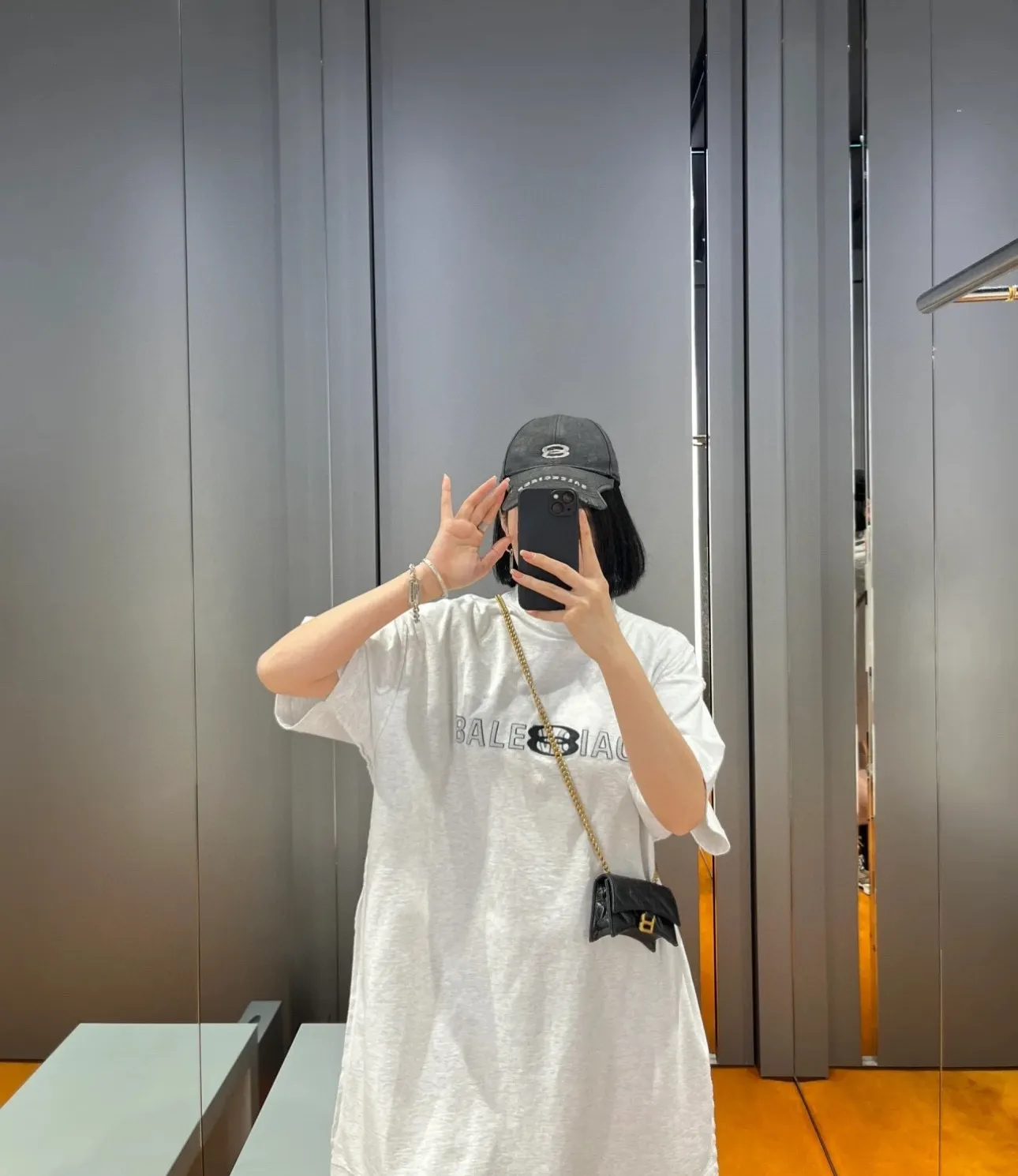 🎀Hot model pictures🎀 Top tested version BALENCIAGA/Balenciaga 2024 SS mirrored double-loop LOGO classic letter embroidered short-sleeved T-shirt ✅No.1 quality in this market Real ceiling quality ✅All original development drawings pay attention to details to avoid mixed use of stolen pictures by merchants ✅Correct 260g custom-woven and dyed double yarn fabric, soft, breathable and comfortable ✅Imported Tajima embroidery machine with 150,000 needles, the embroidery effect is full, three-dimensional and clear without burrs. ✅Custom-dyed threads, no color difference, no deformation, overweight craftsmanship, different market currency. Let me explain why mine is a little more expensive than others, 1. It seems to be a simple printing or embroidery, but it is not simple at all. 10000% imported machine restoration. Not just lip service. Welcome to compare with peers. 2. Each model is produced by the company. The details of the workmanship and fabrics are consistent with the original ones. There is no color difference with the counter. Replica is not terrible. Whoever fakes it will be embarrassed. It’s not shameful to make a replica, it’s shameful if you can’t buy the correct version if you make a replica. 3. Note that the threaded collars are all original collars of certain countries and regions, with high wrapping. The width of the neckline and cabinets are accurate to the millimeter. Thick necklines are not easy to deform. The collars of high-end products are all restored cabinets. They are different from the big collars in the world. Ordinary garbage short-sleeves are printed with a print. The clavicle of the upper body is exposed. Please be patient. Customers who have bought genuine products or have seen genuine products will come back to place orders again. This is quality. This is quality. 4. Different styles of washed wheat main wheat, including imported wheat, have different colors and codes. Really restore the counter. As we all know, Balenciaga has different English or different colors on the collar labels of each quarter. This distinguishes the fast food products with the same common main wheat washed wheat. 5. Pay attention to the workmanship. The stitching at the neckline has no folds, smooth and natural without overlapping lines, and truly restores this. This is something that many people cannot do. 6. The fabric is made of 260g Paris-specific double yarn. No one can make better fabrics than my family. There's really no way to compare it with the ordinary version on the market. Respect it. It's genuine and costs thousands of dollars anyway. Don't buy street stalls. Quality 7. The workmanship is fully restored. The packaging is fully restored. The cost is huge. 8. I guarantee here that this is the highest quality you can find. Size: S--XL Color: Black White P: 260