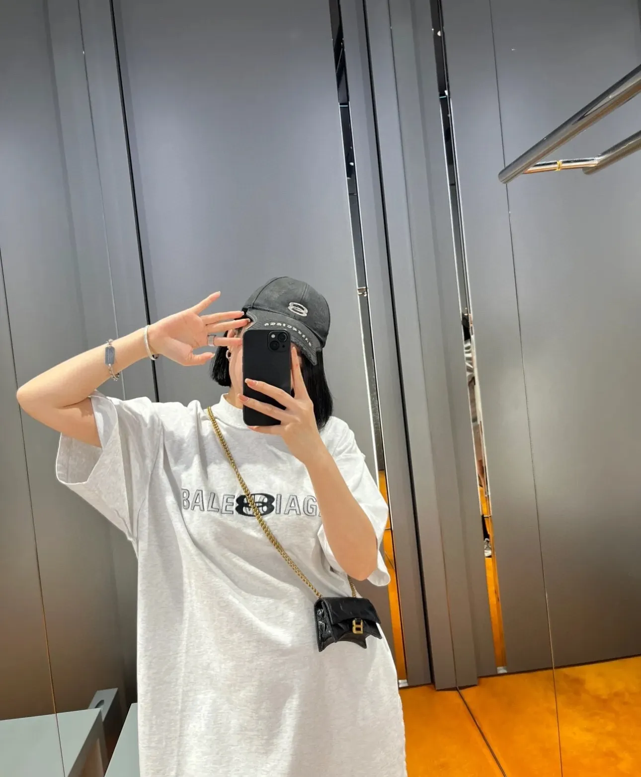 🎀Hot model pictures🎀 Top tested version BALENCIAGA/Balenciaga 2024 SS mirrored double-loop LOGO classic letter embroidered short-sleeved T-shirt ✅No.1 quality in this market Real ceiling quality ✅All original development drawings pay attention to details to avoid mixed use of stolen pictures by merchants ✅Correct 260g custom-woven and dyed double yarn fabric, soft, breathable and comfortable ✅Imported Tajima embroidery machine with 150,000 needles, the embroidery effect is full, three-dimensional and clear without burrs. ✅Custom-dyed threads, no color difference, no deformation, overweight craftsmanship, different market currency. Let me explain why mine is a little more expensive than others, 1. It seems to be a simple printing or embroidery, but it is not simple at all. 10000% imported machine restoration. Not just lip service. Welcome to compare with peers. 2. Each model is produced by the company. The details of the workmanship and fabrics are consistent with the original ones. There is no color difference with the counter. Replica is not terrible. Whoever fakes it will be embarrassed. It’s not shameful to make a replica, it’s shameful if you can’t buy the correct version if you make a replica. 3. Note that the threaded collars are all original collars of certain countries and regions, with high wrapping. The width of the neckline and cabinets are accurate to the millimeter. Thick necklines are not easy to deform. The collars of high-end products are all restored cabinets. They are different from the big collars in the world. Ordinary garbage short-sleeves are printed with a print. The clavicle of the upper body is exposed. Please be patient. Customers who have bought genuine products or have seen genuine products will come back to place orders again. This is quality. This is quality. 4. Different styles of washed wheat main wheat, including imported wheat, have different colors and codes. Really restore the counter. As we all know, Balenciaga has different English or different colors on the collar labels of each quarter. This distinguishes the fast food products with the same common main wheat washed wheat. 5. Pay attention to the workmanship. The stitching at the neckline has no folds, smooth and natural without overlapping lines, and truly restores this. This is something that many people cannot do. 6. The fabric is made of 260g Paris-specific double yarn. No one can make better fabrics than my family. There's really no way to compare it with the ordinary version on the market. Respect it. It's genuine and costs thousands of dollars anyway. Don't buy street stalls. Quality 7. The workmanship is fully restored. The packaging is fully restored. The cost is huge. 8. I guarantee here that this is the highest quality you can find. Size: S--XL Color: Black White P: 260