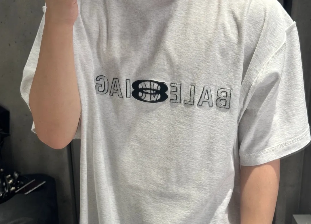 🎀Hot model pictures🎀 Top tested version BALENCIAGA/Balenciaga 2024 SS mirrored double-loop LOGO classic letter embroidered short-sleeved T-shirt ✅No.1 quality in this market Real ceiling quality ✅All original development drawings pay attention to details to avoid mixed use of stolen pictures by merchants ✅Correct 260g custom-woven and dyed double yarn fabric, soft, breathable and comfortable ✅Imported Tajima embroidery machine with 150,000 needles, the embroidery effect is full, three-dimensional and clear without burrs. ✅Custom-dyed threads, no color difference, no deformation, overweight craftsmanship, different market currency. Let me explain why mine is a little more expensive than others, 1. It seems to be a simple printing or embroidery, but it is not simple at all. 10000% imported machine restoration. Not just lip service. Welcome to compare with peers. 2. Each model is produced by the company. The details of the workmanship and fabrics are consistent with the original ones. There is no color difference with the counter. Replica is not terrible. Whoever fakes it will be embarrassed. It’s not shameful to make a replica, it’s shameful if you can’t buy the correct version if you make a replica. 3. Note that the threaded collars are all original collars of certain countries and regions, with high wrapping. The width of the neckline and cabinets are accurate to the millimeter. Thick necklines are not easy to deform. The collars of high-end products are all restored cabinets. They are different from the big collars in the world. Ordinary garbage short-sleeves are printed with a print. The clavicle of the upper body is exposed. Please be patient. Customers who have bought genuine products or have seen genuine products will come back to place orders again. This is quality. This is quality. 4. Different styles of washed wheat main wheat, including imported wheat, have different colors and codes. Really restore the counter. As we all know, Balenciaga has different English or different colors on the collar labels of each quarter. This distinguishes the fast food products with the same common main wheat washed wheat. 5. Pay attention to the workmanship. The stitching at the neckline has no folds, smooth and natural without overlapping lines, and truly restores this. This is something that many people cannot do. 6. The fabric is made of 260g Paris-specific double yarn. No one can make better fabrics than my family. There's really no way to compare it with the ordinary version on the market. Respect it. It's genuine and costs thousands of dollars anyway. Don't buy street stalls. Quality 7. The workmanship is fully restored. The packaging is fully restored. The cost is huge. 8. I guarantee here that this is the highest quality you can find. Size: S--XL Color: Black White P: 260