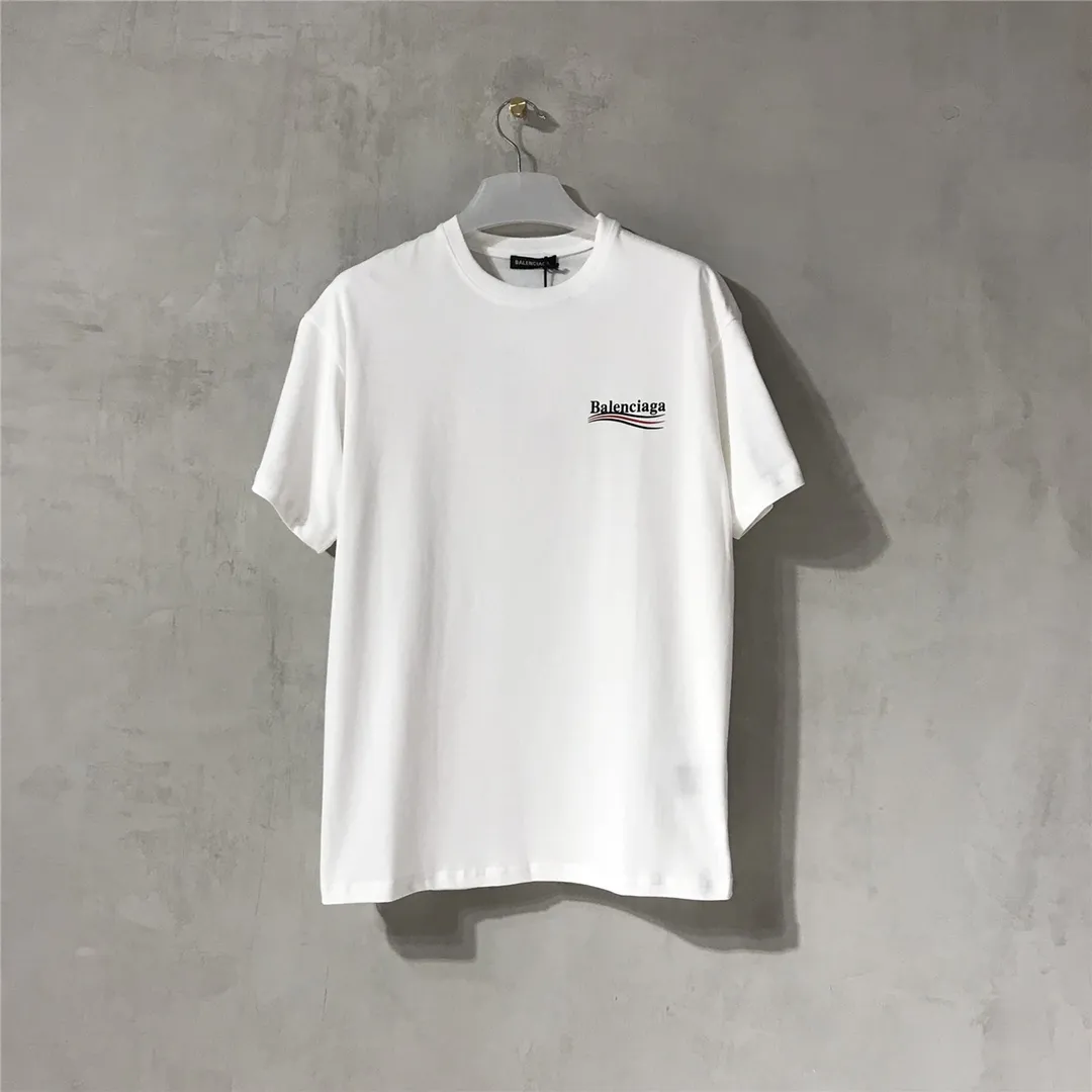 [Top tested version] Balenciaga Classic Loose Unisex Pure Cotton Short Sleeves by Balenciaga. Customized fabrics and printed accessories details are reproduced one to one. It is made of 280g cotton fabric with 32 count fine double cotton yarn plain weave, and the fabric surface is treated with dust-free woolen craftsmanship. The shoulder and chain seams are made of 0.8cm bundled strips inside, and the double chain stitching on the machine side is made of pure cotton. Here is an explanation of why I am dozens of yuan more expensive than others: 1. Each model is produced by the company. The detailed workmanship and fabrics are consistent with the genuine ones. There is no color difference between the ones at the counters. Guaranteed no color difference. Replicas are not scary. Whoever is fake is embarrassed. It’s not shameful to make a replica, it’s shameful if you can’t buy the correct version if you make a replica. All of my series can be found in all major places and will be absolutely stunning!  2. The fabric is made of 280g Paris-specific double yarn. No one can make better fabrics than mine. There is really no way to compare with the ordinary version on the market. Respect it. It is authentic and costs thousands of dollars. Don’t go for the quality of street stalls. 3. The workmanship has been restored in all aspects. The packaging has been restored in all aspects. 4. I guarantee here that this is the highest quality you can find. Size: XS-L Color: White P:240