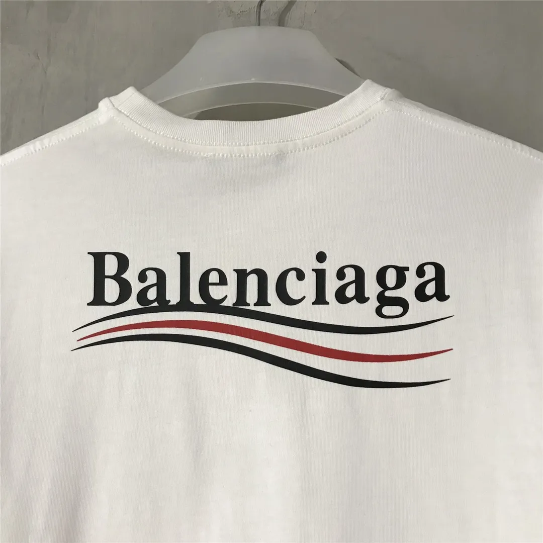 [Top tested version] Balenciaga Classic Loose Unisex Pure Cotton Short Sleeves by Balenciaga. Customized fabrics and printed accessories details are reproduced one to one. It is made of 280g cotton fabric with 32 count fine double cotton yarn plain weave, and the fabric surface is treated with dust-free woolen craftsmanship. The shoulder and chain seams are made of 0.8cm bundled strips inside, and the double chain stitching on the machine side is made of pure cotton. Here is an explanation of why I am dozens of yuan more expensive than others: 1. Each model is produced by the company. The detailed workmanship and fabrics are consistent with the genuine ones. There is no color difference between the ones at the counters. Guaranteed no color difference. Replicas are not scary. Whoever is fake is embarrassed. It’s not shameful to make a replica, it’s shameful if you can’t buy the correct version if you make a replica. All of my series can be found in all major places and will be absolutely stunning!  2. The fabric is made of 280g Paris-specific double yarn. No one can make better fabrics than mine. There is really no way to compare with the ordinary version on the market. Respect it. It is authentic and costs thousands of dollars. Don’t go for the quality of street stalls. 3. The workmanship has been restored in all aspects. The packaging has been restored in all aspects. 4. I guarantee here that this is the highest quality you can find. Size: XS-L Color: White P:240