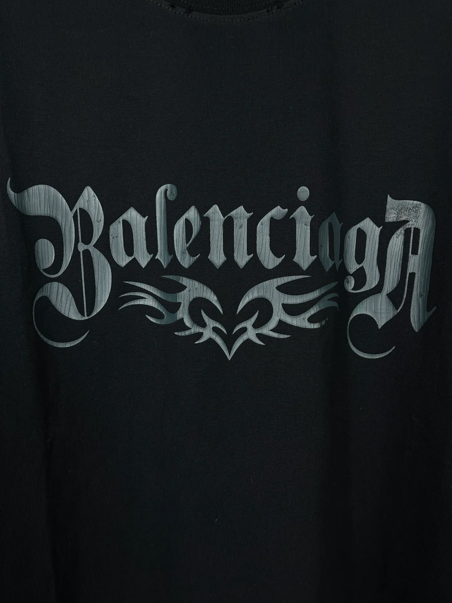 🅿️190 real photos [Top version. Official website quality] BALENCI*GA/Paris. SS25 latest totem love printed graffiti cracked old worn short-sleeved T-shirt. Brick cabinet synchronization. Genuine product developed at the first time, happy to print and compare! The fabric is made of Paris ZP custom-woven and dyed cotton double yarn. Weighing 260 grams, the cloth surface is clean. The cloth pattern is clear, soft and comfortable. The threads are dyed with no color difference. The printing uses environmentally friendly imported materials and is split printing. The letters are clear and the effect is three-dimensional. The version adopts OS loose shoulder design. Same style for men and women. Code: BL223609 Color: Black Size: XS S M L