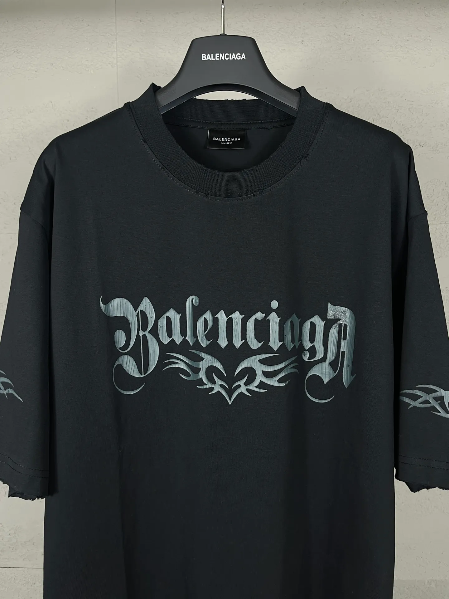 🅿️190 real photos [Top version. Official website quality] BALENCI*GA/Paris. SS25 latest totem love printed graffiti cracked old worn short-sleeved T-shirt. Brick cabinet synchronization. Genuine product developed at the first time, happy to print and compare! The fabric is made of Paris ZP custom-woven and dyed cotton double yarn. Weighing 260 grams, the cloth surface is clean. The cloth pattern is clear, soft and comfortable. The threads are dyed with no color difference. The printing uses environmentally friendly imported materials and is split printing. The letters are clear and the effect is three-dimensional. The version adopts OS loose shoulder design. Same style for men and women. Code: BL223609 Color: Black Size: XS S M L
