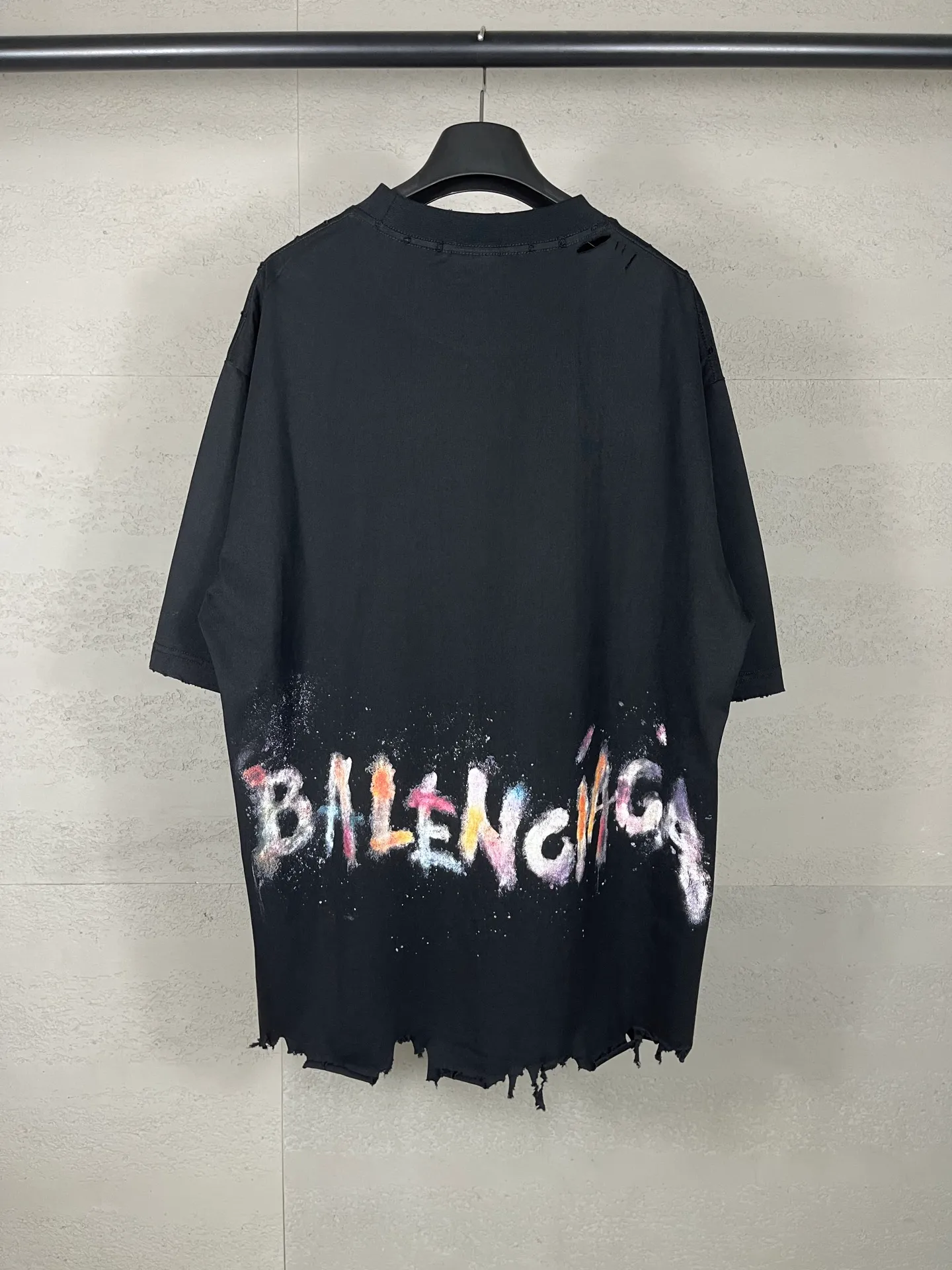 🅿️180 real shots [Top version. Official website quality] BALENCI*GA/25 new model. The front has a classic pattern of graffiti and embroidered wheat ears, and the letters on the back are hand-painted graffiti colors that collide with the old short-sleeved T-shirt # SS25, the latest style. Research and development at the first time, different market currencies. Comparisons welcome. The fabric is made of Paris ZP custom-woven and dyed cotton double yarn. Weighing 260 grams, the cloth surface is clean. The cloth pattern is clear, soft and comfortable. The threads are dyed with no color difference. The embroidery is embroidered using an imported Tajima computer embroidery machine, and the letters are hand-painted with graffiti colors on the back. Jubie market currency. Welcome to compare. The version adopts OS loose shoulder design. Same style for men and women. Code: BL253681 Color: black, pink Size: XS S M L