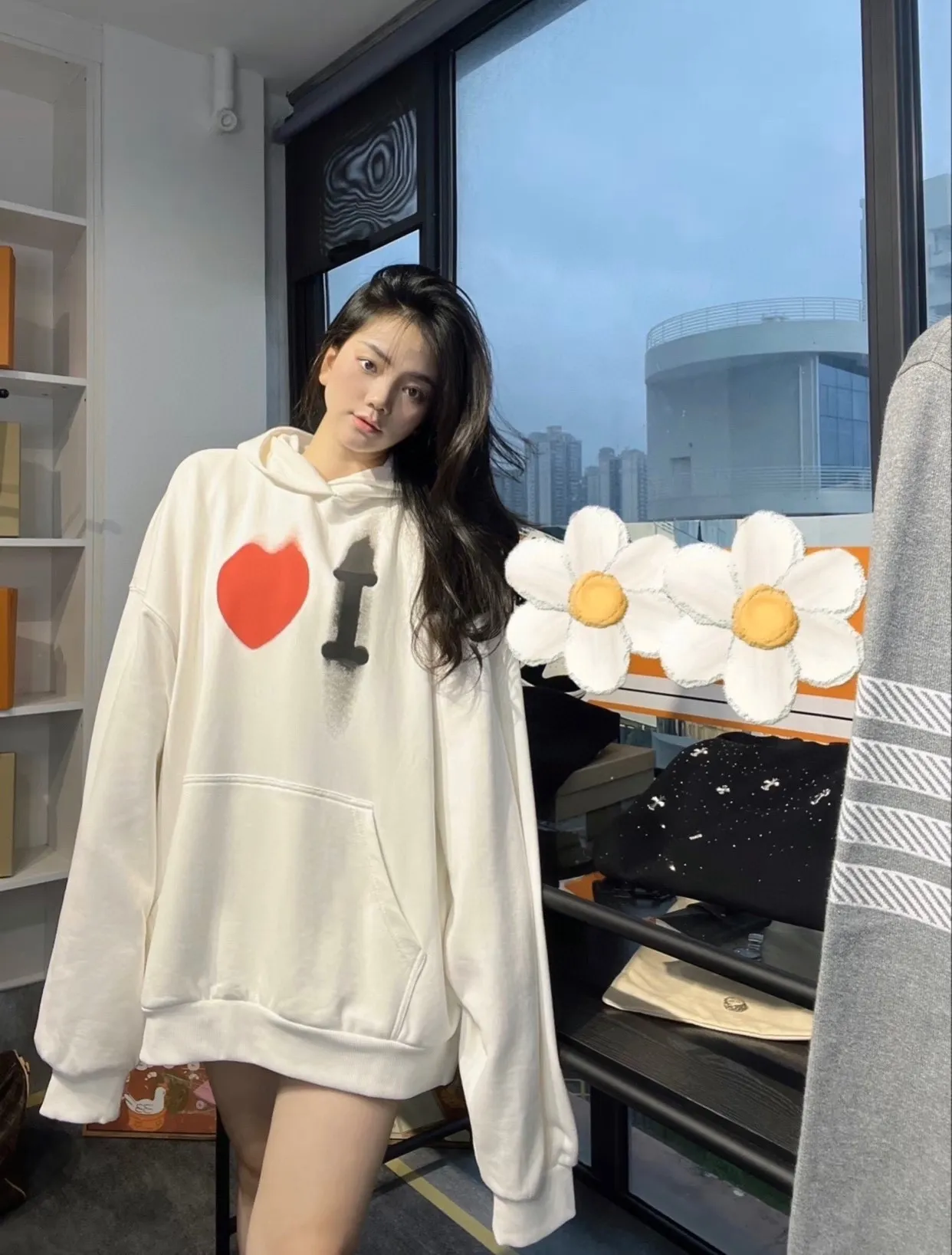 ♻️💯Reference model picture for the upper body❤️Top tested version BALENCIAGA love❤️Print male and female couple star same style pullover hoodie sweatshirt Decorated with I on the front ❤️Art work embroidery｜Brand logo embroidery on the lower back｜Distressed effect Heavy 480g pure cotton terry fabric, full of feel. The weight of the ready-made clothes is more than one kilogram, and the drape is very good! The new plate-making process that imitates hand embroidery has the rough feel of hand embroidery, and the stitching method is adjusted according to the original pattern. After embroidery, the stitching technique is imitated by hand embroidery, and the smooth curves highlight the embroidery effect.  The main body of the logo pattern is precision stitched; the embroidery is very fine and dense. Linen embroidery thread is used combined with dense processing to increase the three-dimensional effect, and the embroidery body has a subtle matte visual texture. Color: washed black white Size: S--XL P:390