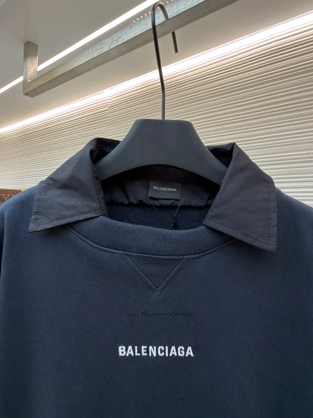 Balenciaga fake two-piece collared crew neck sweatshirt ●Original version: purchased and developed by 7652 ●Item number: 1681727-A50 ●Material: combed cotton fabric ●Technology: embroidery production ●Color: royal blue ●Version: fitted version ●Weight: about 785 grams ●Size: S-M-L-XL ●Description: The fabric is made of custom-woven and dyed 400 grams combed cotton, and the weight is the key indicator to measure the thickness of the fabric. 400 grams belongs to the high weight category, which gives the sweatshirt excellent stiffness, drape and warmth. This sense of weight does not attach softly to the body, but can build the architectural silhouette that Demna is pursuing. During the spinning process, the shorter cotton fibers and impurities are removed, leaving longer, stronger fibers. This makes the final fabric smoother, stronger, and less prone to pilling, essentially improving durability and premium feel. The splicing line between the collar and the sweatshirt body must be clean and neat, and the transition relationship between the inner and outer layers needs to be calculated just right. This is a kind of "deliberate randomness" whose complexity is much higher than actually wearing two pieces of clothing. It challenges the traditional definition of "a piece of clothing" and is the embodiment of Demna's signature deconstruction and reorganization techniques. It combines two clothing with different functions (formal collar and casual sweatshirt) to create a new species full of contradictions and interest. The overall wiring is straight and delicate, the fabric is comfortable and soft, and the color is consistent without color difference. It can be matched with the same style to create a fashionable look and control various occasions. Customized accessories, complete with three standards, same style for men and women!