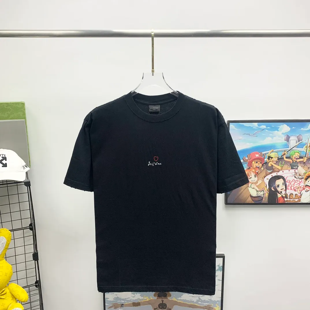 The top tried and tested version of BALENCIAGA's "Tanabata Little Love" printed short-sleeved T-shirt with the same style of male and female couple stars. The front is decorated with ie t'aime artwork embroidery | The lower back is decorated with brand logo embroidery | Distressed effect. Combed cotton has better durability than cotton. Combed cotton fabrics are durable and washable. They use better quality cotton, so the fabrics are not prone to pilling.  The new plate-making process that imitates hand embroidery has the rough feel of hand embroidery, and the stitching method is adjusted according to the original pattern. After embroidery, the stitching technique is imitated by hand embroidery, and the smooth curves highlight the embroidery effect.  The main body of the logo pattern is precision stitched; the embroidery is very fine and dense. Linen embroidery thread is used combined with dense processing to increase the three-dimensional effect, and the embroidery body has a subtle matte visual texture. Color: red black white P:260 Size: S--XL