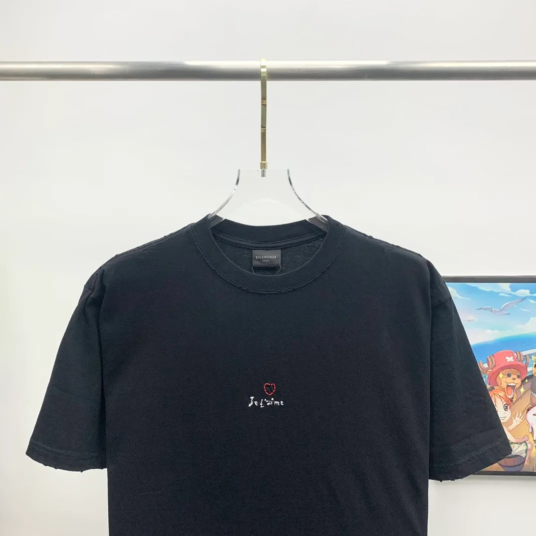 The top tried and tested version of BALENCIAGA's "Tanabata Little Love" printed short-sleeved T-shirt with the same style of male and female couple stars. The front is decorated with ie t'aime artwork embroidery | The lower back is decorated with brand logo embroidery | Distressed effect. Combed cotton has better durability than cotton. Combed cotton fabrics are durable and washable. They use better quality cotton, so the fabrics are not prone to pilling.  The new plate-making process that imitates hand embroidery has the rough feel of hand embroidery, and the stitching method is adjusted according to the original pattern. After embroidery, the stitching technique is imitated by hand embroidery, and the smooth curves highlight the embroidery effect.  The main body of the logo pattern is precision stitched; the embroidery is very fine and dense. Linen embroidery thread is used combined with dense processing to increase the three-dimensional effect, and the embroidery body has a subtle matte visual texture. Color: red black white P:260 Size: S--XL