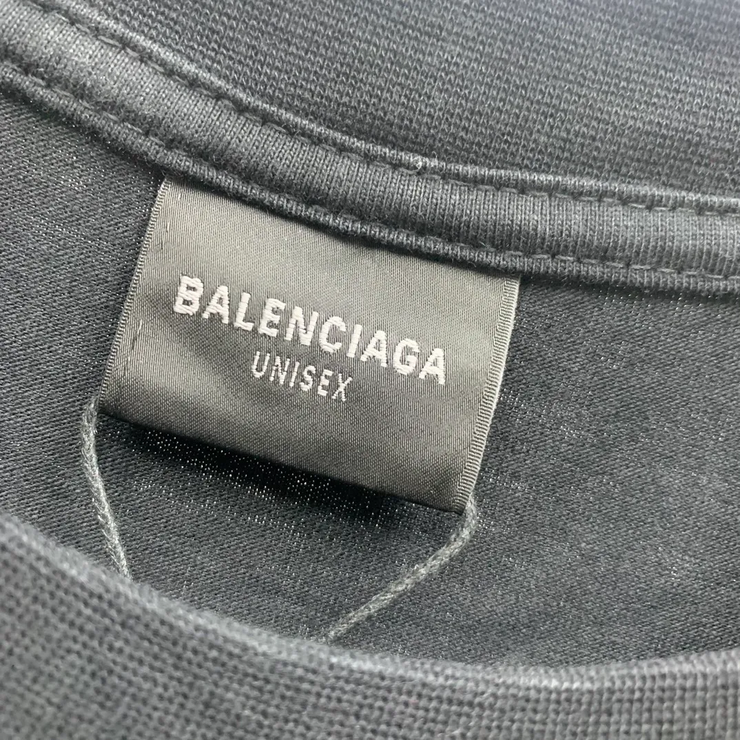 The top tried and tested version of BALENCIAGA's "Tanabata Little Love" printed short-sleeved T-shirt with the same style of male and female couple stars. The front is decorated with ie t'aime artwork embroidery | The lower back is decorated with brand logo embroidery | Distressed effect. Combed cotton has better durability than cotton. Combed cotton fabrics are durable and washable. They use better quality cotton, so the fabrics are not prone to pilling.  The new plate-making process that imitates hand embroidery has the rough feel of hand embroidery, and the stitching method is adjusted according to the original pattern. After embroidery, the stitching technique is imitated by hand embroidery, and the smooth curves highlight the embroidery effect.  The main body of the logo pattern is precision stitched; the embroidery is very fine and dense. Linen embroidery thread is used combined with dense processing to increase the three-dimensional effect, and the embroidery body has a subtle matte visual texture. Color: red black white P:260 Size: S--XL