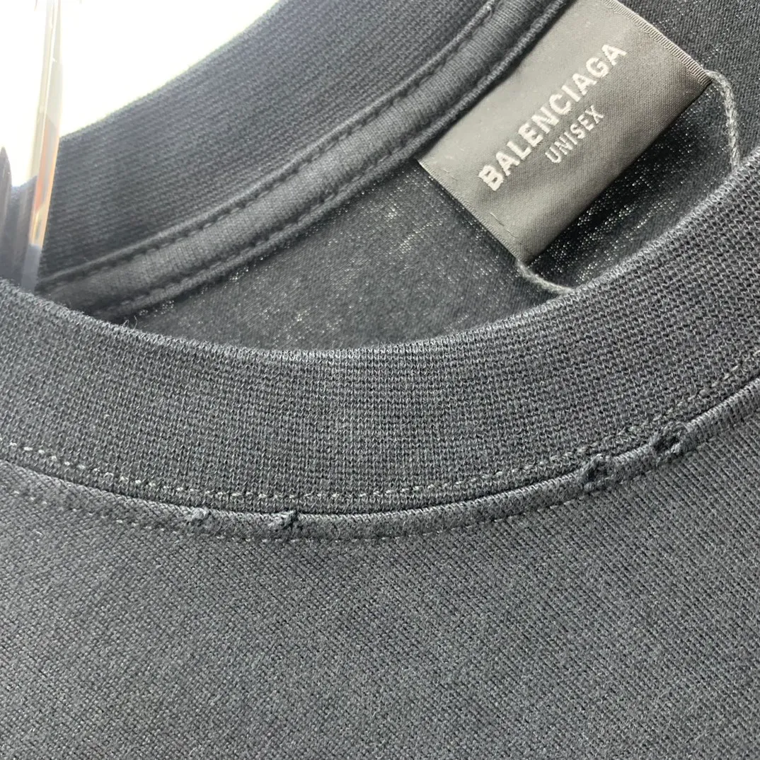 The top tried and tested version of BALENCIAGA's "Tanabata Little Love" printed short-sleeved T-shirt with the same style of male and female couple stars. The front is decorated with ie t'aime artwork embroidery | The lower back is decorated with brand logo embroidery | Distressed effect. Combed cotton has better durability than cotton. Combed cotton fabrics are durable and washable. They use better quality cotton, so the fabrics are not prone to pilling.  The new plate-making process that imitates hand embroidery has the rough feel of hand embroidery, and the stitching method is adjusted according to the original pattern. After embroidery, the stitching technique is imitated by hand embroidery, and the smooth curves highlight the embroidery effect.  The main body of the logo pattern is precision stitched; the embroidery is very fine and dense. Linen embroidery thread is used combined with dense processing to increase the three-dimensional effect, and the embroidery body has a subtle matte visual texture. Color: red black white P:260 Size: S--XL