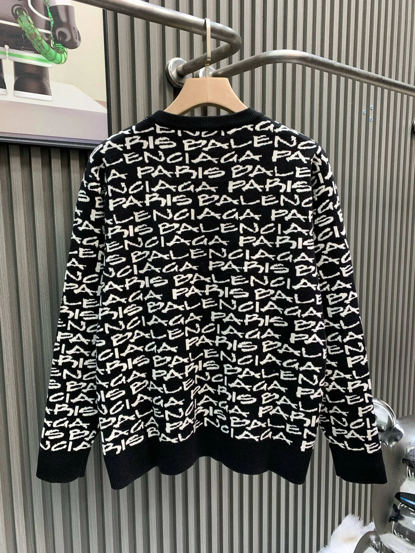 🅿️370 🀄️ Balenciaga Paris all-over jacquard crew neck sweater, originally purchased for 13,500, custom-dyed yarn 80% cashmere 20% wool blended three yarns twisted into strands. The jacquard part of the yarn is woven in various colors. It is made of imported German Stor fabric pieces. Imported 7-needle jacquard craft yarn is clear and textured. There is obvious wool fiber on the surface. Special hemless design It perfectly matches the black and gold upper body. The whole body is covered with jacquard. Every letter is in position to distinguish the wrong version on the market.