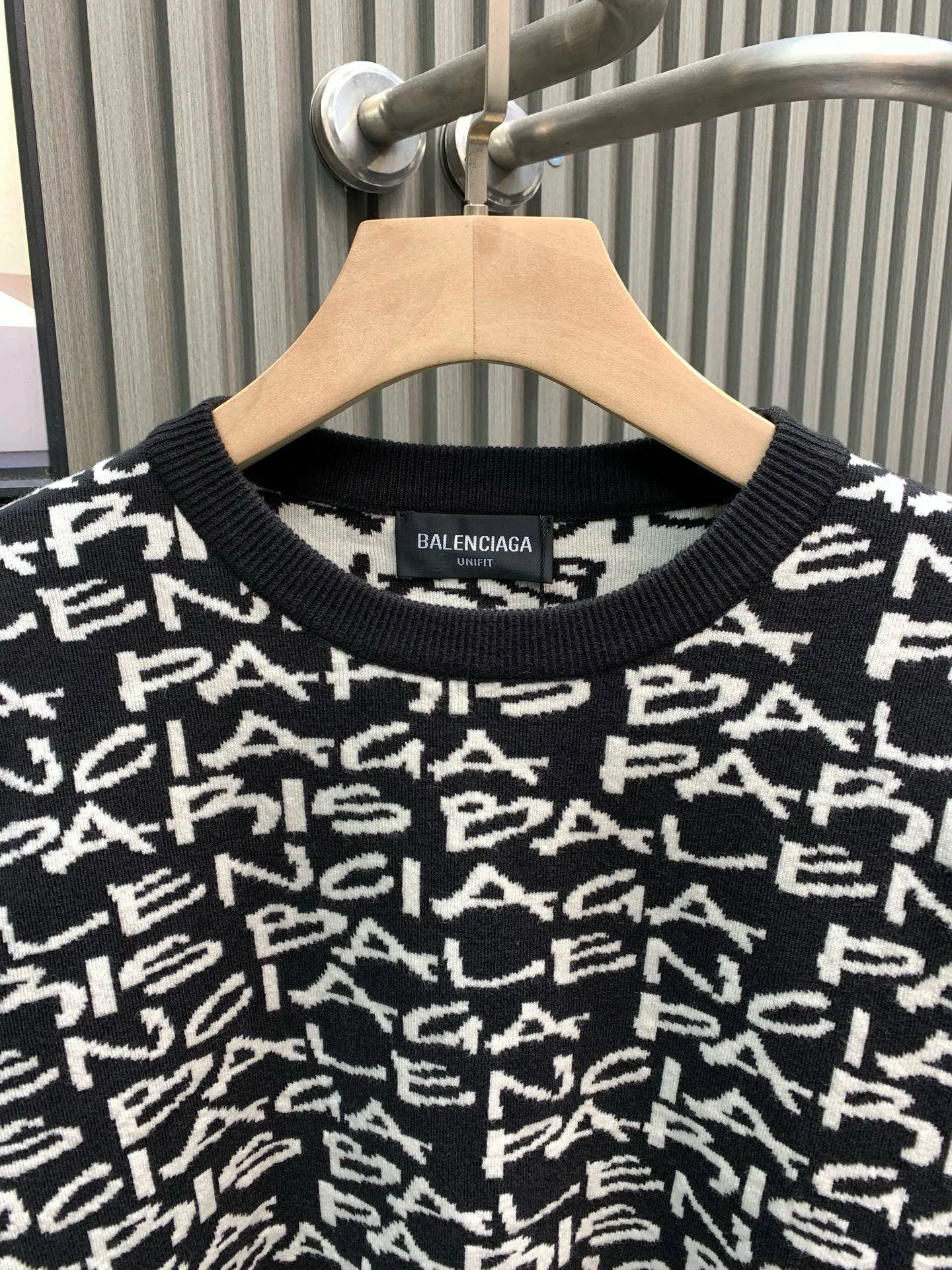 🅿️370 🀄️ Balenciaga Paris all-over jacquard crew neck sweater, originally purchased for 13,500, custom-dyed yarn 80% cashmere 20% wool blended three yarns twisted into strands. The jacquard part of the yarn is woven in various colors. It is made of imported German Stor fabric pieces. Imported 7-needle jacquard craft yarn is clear and textured. There is obvious wool fiber on the surface. Special hemless design It perfectly matches the black and gold upper body. The whole body is covered with jacquard. Every letter is in position to distinguish the wrong version on the market.