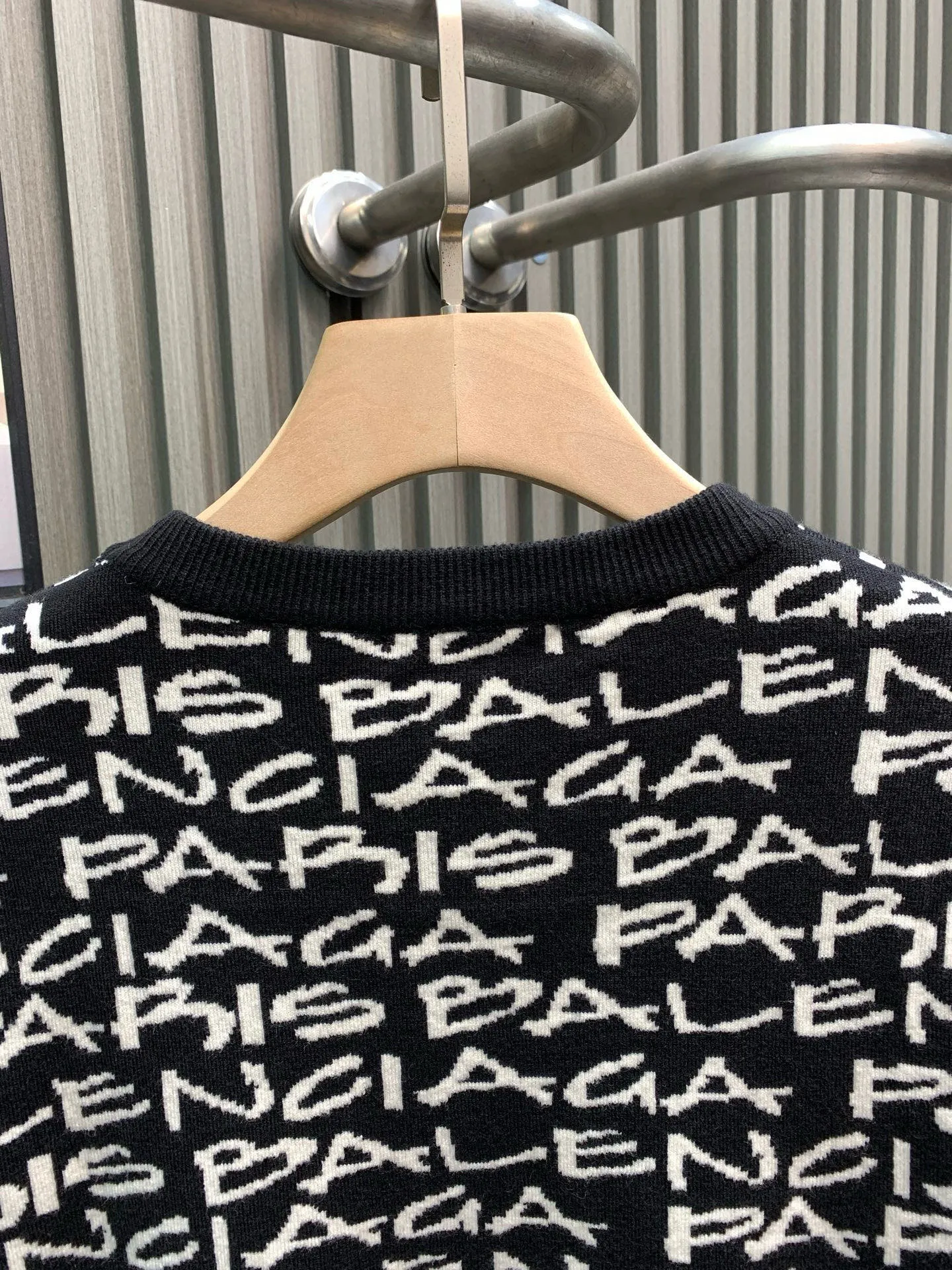 🅿️370 🀄️ Balenciaga Paris all-over jacquard crew neck sweater, originally purchased for 13,500, custom-dyed yarn 80% cashmere 20% wool blended three yarns twisted into strands. The jacquard part of the yarn is woven in various colors. It is made of imported German Stor fabric pieces. Imported 7-needle jacquard craft yarn is clear and textured. There is obvious wool fiber on the surface. Special hemless design It perfectly matches the black and gold upper body. The whole body is covered with jacquard. Every letter is in position to distinguish the wrong version on the market.