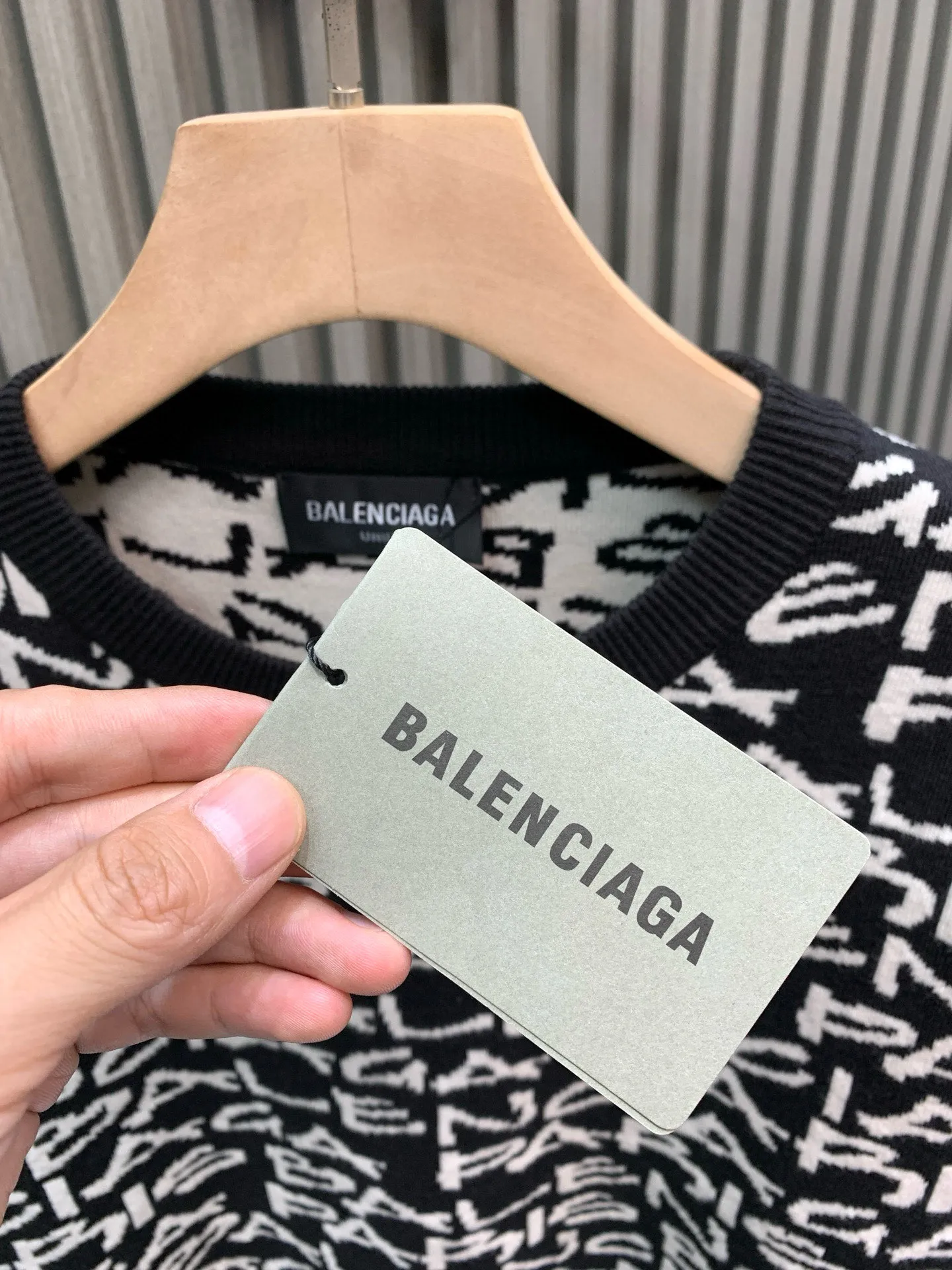 🅿️370 🀄️ Balenciaga Paris all-over jacquard crew neck sweater, originally purchased for 13,500, custom-dyed yarn 80% cashmere 20% wool blended three yarns twisted into strands. The jacquard part of the yarn is woven in various colors. It is made of imported German Stor fabric pieces. Imported 7-needle jacquard craft yarn is clear and textured. There is obvious wool fiber on the surface. Special hemless design It perfectly matches the black and gold upper body. The whole body is covered with jacquard. Every letter is in position to distinguish the wrong version on the market.