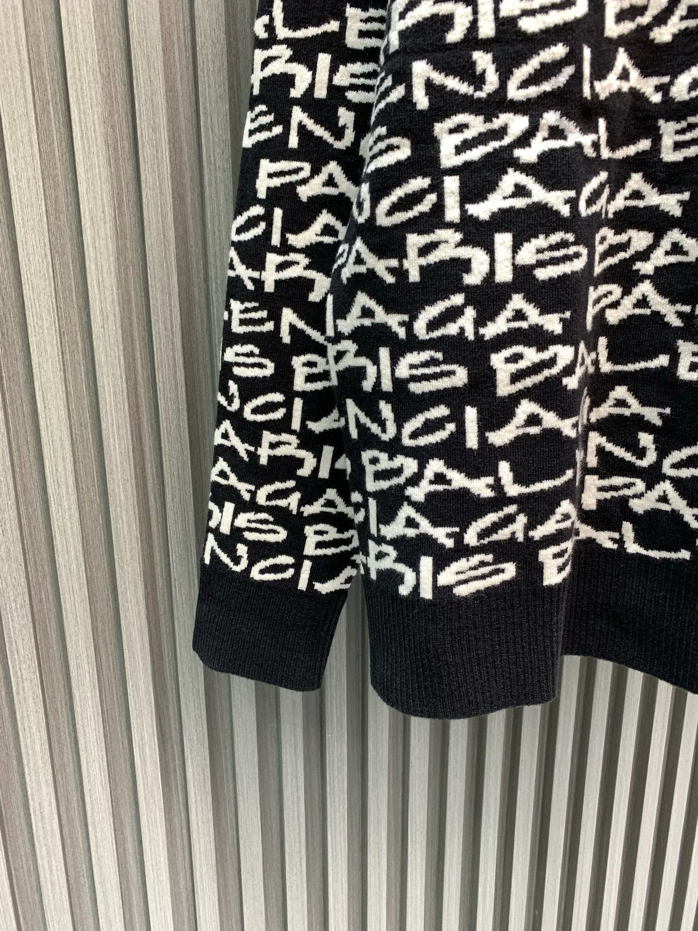 🅿️370 🀄️ Balenciaga Paris all-over jacquard crew neck sweater, originally purchased for 13,500, custom-dyed yarn 80% cashmere 20% wool blended three yarns twisted into strands. The jacquard part of the yarn is woven in various colors. It is made of imported German Stor fabric pieces. Imported 7-needle jacquard craft yarn is clear and textured. There is obvious wool fiber on the surface. Special hemless design It perfectly matches the black and gold upper body. The whole body is covered with jacquard. Every letter is in position to distinguish the wrong version on the market.