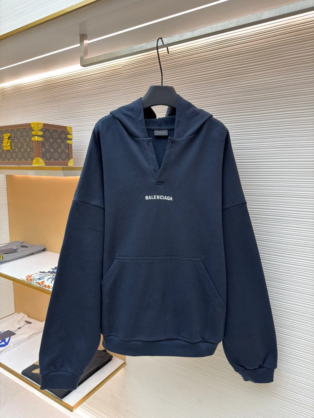 Balenciaga hooded letter embroidered long-sleeved sweatshirt ●Original version: Purchased and developed for 9200 ●Item number: 1681984-A75 ●Material: terry sweatshirt fabric ●Technology: embroidery production ●Color: royal blue ●Version: Loose fit ●Weight: about 865 grams ●Size: S-M-L ●Description: Made of 380g double yarn cotton blended fabric, pre-shrunk, soft to the touch and not easily deformed. The neckline has a semi-open V-shaped design and is matched with the same material hemming process to avoid pilling when worn on and off. The brand logo on the chest uses environmentally friendly offset printing technology. The ink is thin and has strong adhesion, and it is not easy to crack after repeated washing. The body of the garment is three-dimensionally cut, with dropped shoulders. The sleeves and body are joined by overlock stitching of the same color, leaving no ends exposed on the inside. The hem and cuffs are made of high-elastic rib material, which has good resilience and is not easy to loosen. The overall stitching adopts 3cm/12-needle precision routing, and the seams are reinforced to take into account the stiffness and wearing comfort. The overall wiring is straight and delicate, the fabric is comfortable and soft, and the color is consistent without color difference. It can be matched with the same style to create a fashionable look and control various occasions. Customized accessories, complete with three standards, same style for men and women!