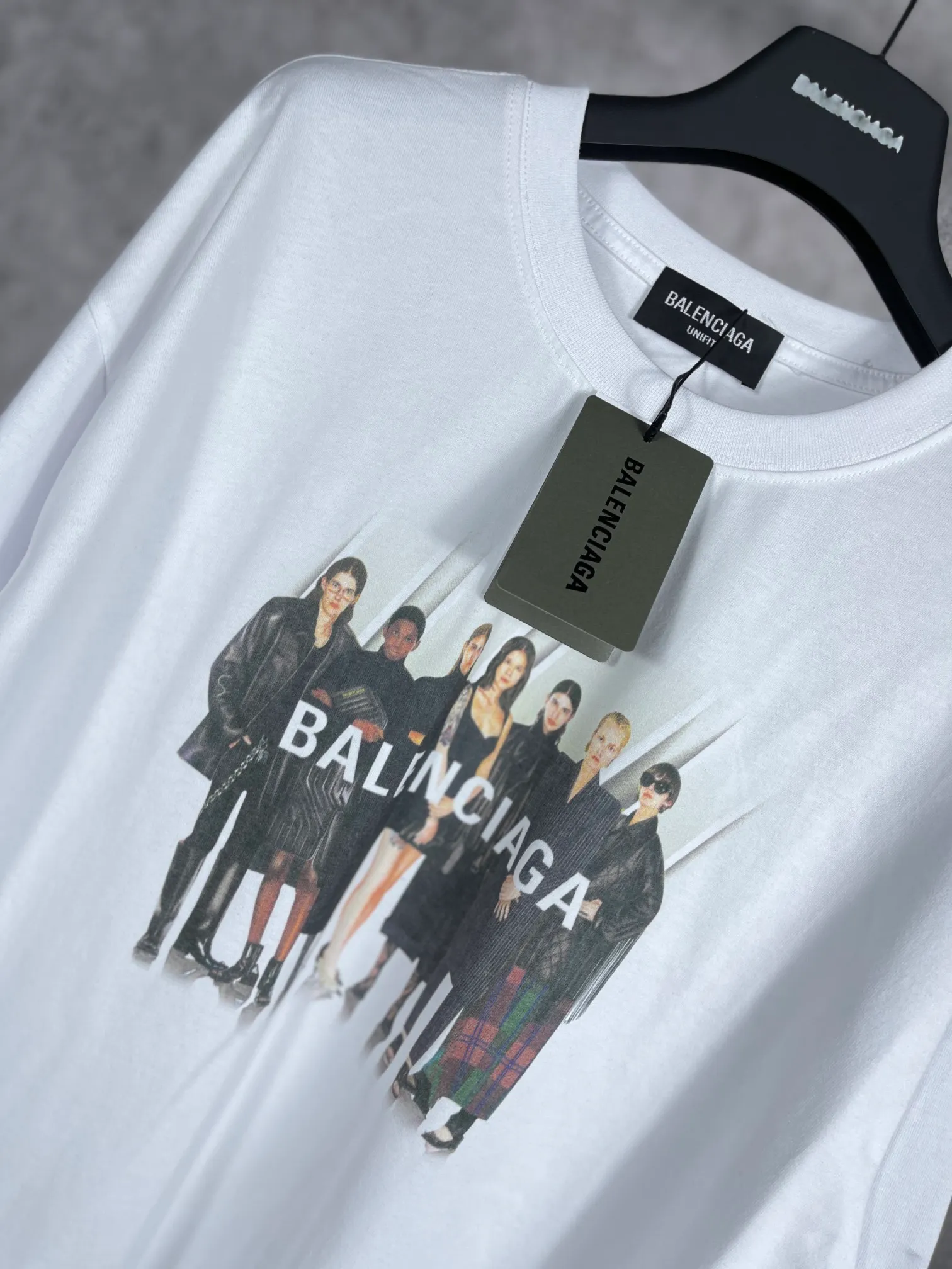 🅿️170 real photos [Top version. Official website quality] BALENCI*GA/Paris. Classic style. 22SS#BALENCI*GA# Portrait band direct-injection printed short-sleeved T-shirt. Brick cabinet synchronization. The fabric is made of Paris ZP custom-woven and dyed 100% cotton double yarn compact cotton. The weight is 260 grams, the cloth surface is clean. The cloth pattern is clear, soft and comfortable. The threads are woven and dyed with no color difference. The classic pattern is printed with Kornit direct-injection printing, which has no hand feel and a three-dimensional effect, restoring the brick cabinet. The version adopts the OS loose shoulder style. Same style for men and women. Code: BL223037 Color: black. White. Medium gray Size: XS to L