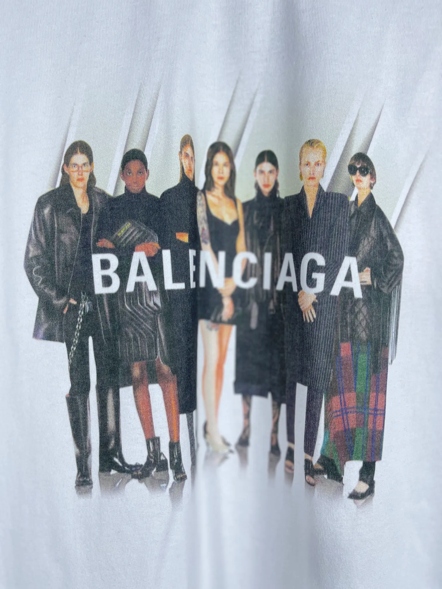 🅿️170 real photos [Top version. Official website quality] BALENCI*GA/Paris. Classic style. 22SS#BALENCI*GA# Portrait band direct-injection printed short-sleeved T-shirt. Brick cabinet synchronization. The fabric is made of Paris ZP custom-woven and dyed 100% cotton double yarn compact cotton. The weight is 260 grams, the cloth surface is clean. The cloth pattern is clear, soft and comfortable. The threads are woven and dyed with no color difference. The classic pattern is printed with Kornit direct-injection printing, which has no hand feel and a three-dimensional effect, restoring the brick cabinet. The version adopts the OS loose shoulder style. Same style for men and women. Code: BL223037 Color: black. White. Medium gray Size: XS to L