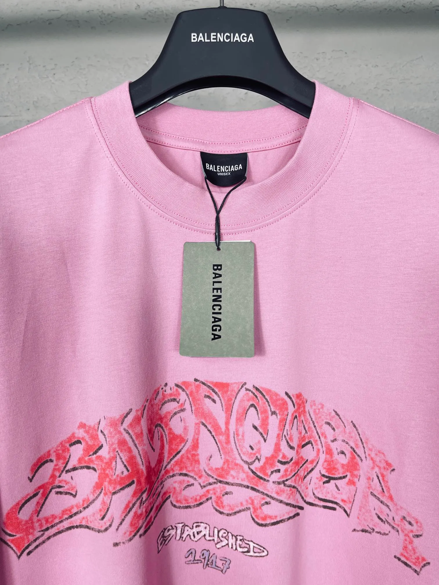 🅿️186 real photos [Top version. Official website quality] BALENCI*GA/Paris. 2024 latest flame graffiti direct-printed short-sleeved T-shirt. Brick cabinet synchronization. ⚠️Difference in market currency. Developed by YB. The fabric is made of Paris ZP custom-woven and dyed 100% cotton double yarn compact cotton. The weight is 260 grams, the cloth surface is clean. The cloth pattern is clear, soft and comfortable. The threads are dyed with no color difference. The front and back printing adopts Kornit direct-injection printing pattern and adopts OS loose shoulder-dropping pattern. Same style for men and women. Code: BL223109 Color: dark gray blue. Pink. White Size: XS to L