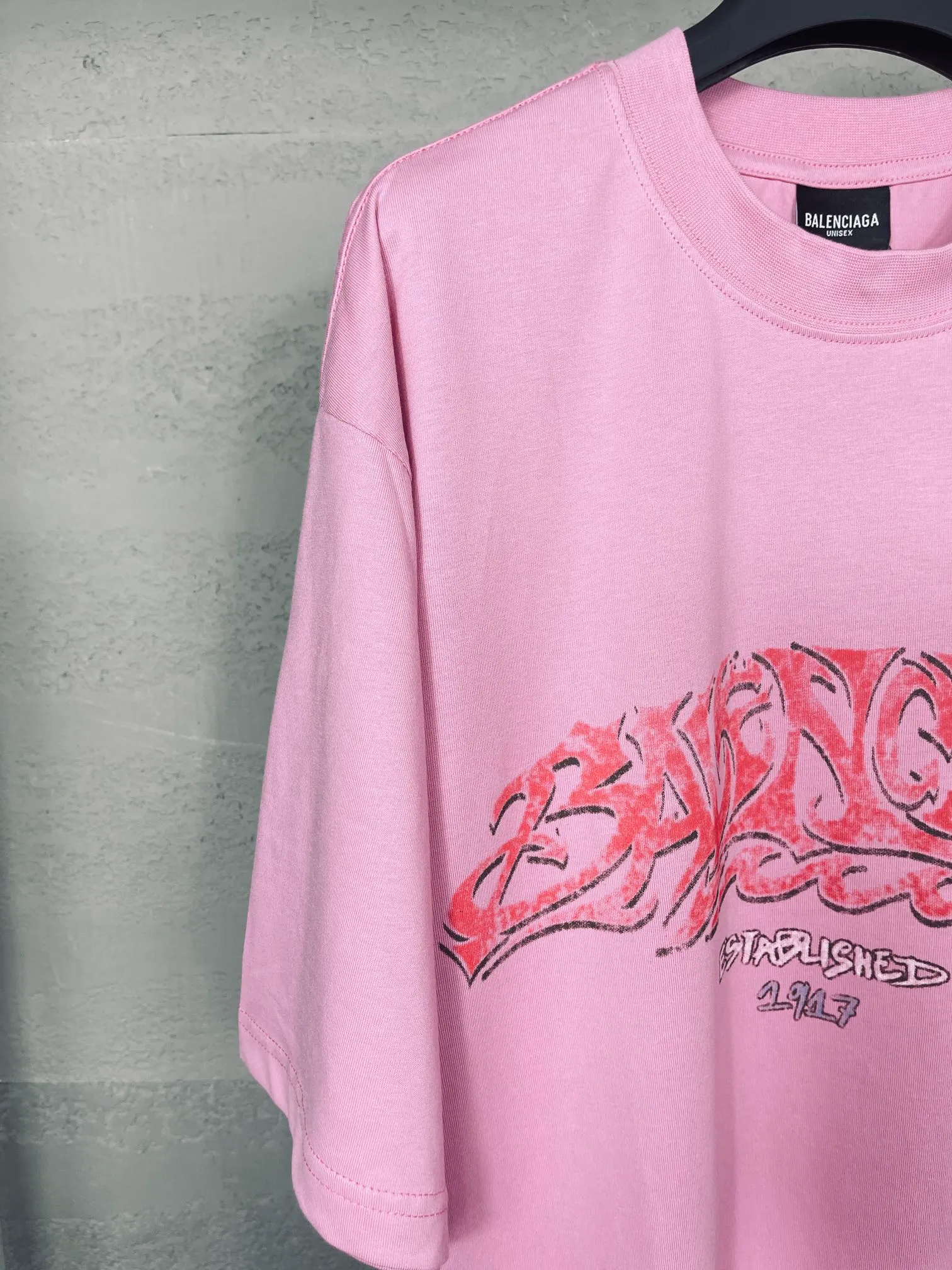 🅿️186 real photos [Top version. Official website quality] BALENCI*GA/Paris. 2024 latest flame graffiti direct-printed short-sleeved T-shirt. Brick cabinet synchronization. ⚠️Difference in market currency. Developed by YB. The fabric is made of Paris ZP custom-woven and dyed 100% cotton double yarn compact cotton. The weight is 260 grams, the cloth surface is clean. The cloth pattern is clear, soft and comfortable. The threads are dyed with no color difference. The front and back printing adopts Kornit direct-injection printing pattern and adopts OS loose shoulder-dropping pattern. Same style for men and women. Code: BL223109 Color: dark gray blue. Pink. White Size: XS to L