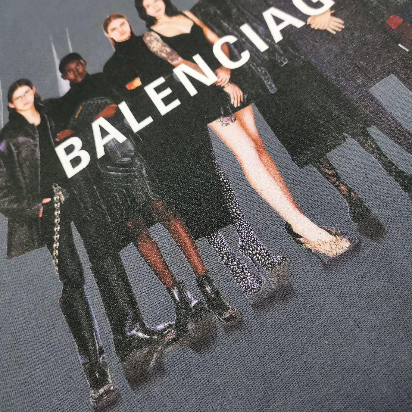 The gray details of the band are supplemented - the certified version of BALENCIAGA Balenciaga portrait band B's hooded sweatshirt 1:1 restored replica version is a popular hot item in ins Xiaohongshu and a popular recommendation from Internet celebrity bloggers. The fabric is made of 480 grams of large terry cotton fabric and has been pre-shrunk to a weight of about 520 grams. The original version is purchased and patterned, and the positioning and cutting process is used! Pure version! The imported Israeli Kornit digital direct-injection printing technology makes the reflection of characters three-dimensional and real. This is also the first place to look for identification. I make every piece of clothing with conscience and strive for excellence in every aspect. Just to sell a piece of clothing and retain a customer. Although our products are a little more expensive than others, the expensive money is kept in the clothes and is definitely not imported into my pocket.  Customized washable labels, bag labels, and collar labels. Can reach professional level.  Restore the 1:1 replica craftsmanship! B's new early autumn series, a very high-end series of single items for men and women!  Size: XS-L Color: Gray P:450