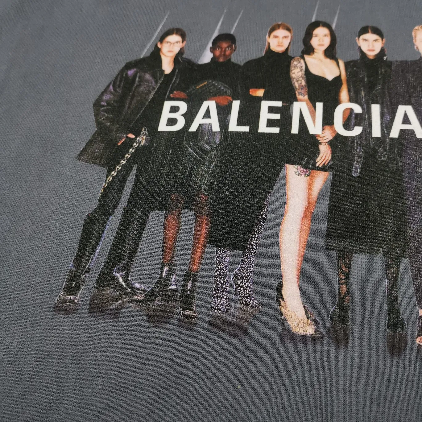 The gray details of the band are supplemented - the certified version of BALENCIAGA Balenciaga portrait band B's hooded sweatshirt 1:1 restored replica version is a popular hot item in ins Xiaohongshu and a popular recommendation from Internet celebrity bloggers. The fabric is made of 480 grams of large terry cotton fabric and has been pre-shrunk to a weight of about 520 grams. The original version is purchased and patterned, and the positioning and cutting process is used! Pure version! The imported Israeli Kornit digital direct-injection printing technology makes the reflection of characters three-dimensional and real. This is also the first place to look for identification. I make every piece of clothing with conscience and strive for excellence in every aspect. Just to sell a piece of clothing and retain a customer. Although our products are a little more expensive than others, the expensive money is kept in the clothes and is definitely not imported into my pocket.  Customized washable labels, bag labels, and collar labels. Can reach professional level.  Restore the 1:1 replica craftsmanship! B's new early autumn series, a very high-end series of single items for men and women!  Size: XS-L Color: Gray P:450
