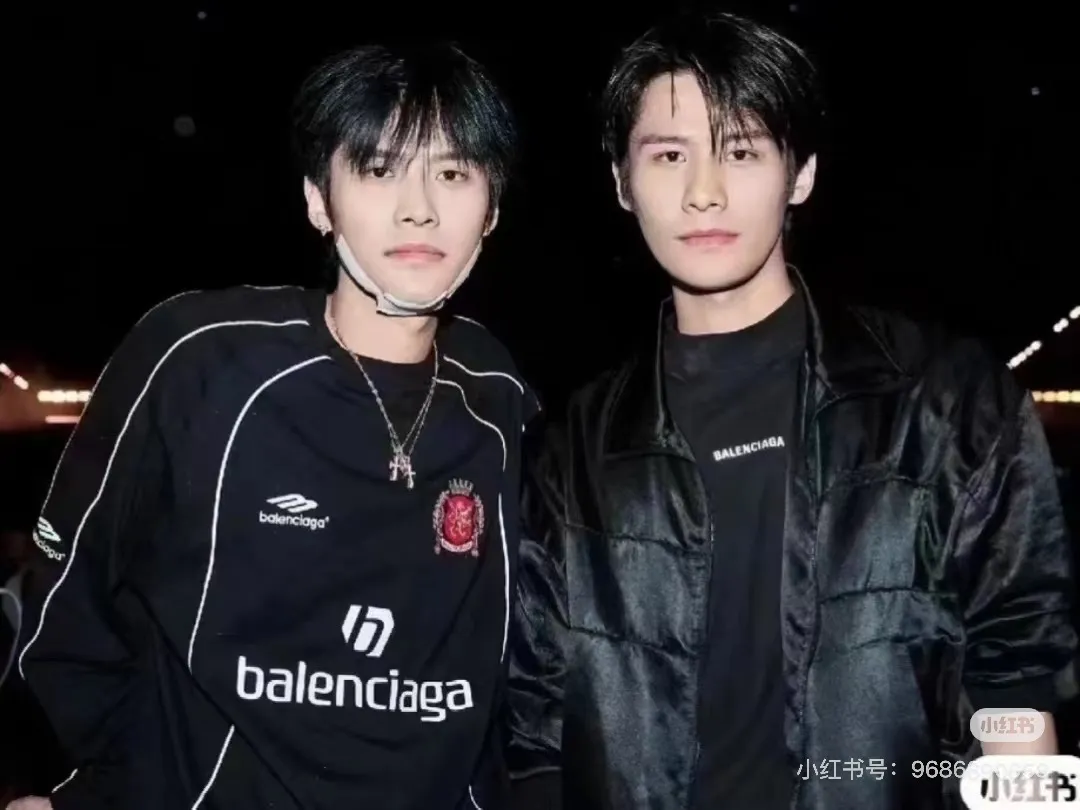 ♻️💯Refer to the model picture for the upper body❤️The top version of Balenciaga, Manchester United 24s spliced jersey limited long sleeves, 380 grams weight, different from the low weight on the market, the os version is really charming, Balenciaga is really the best, each season's new version is to the extreme, very practical, easy to wear, 100% cotton, using 26 double yarns Made of imported knitted carded cotton, the thickness is moderate, drapey and contoured, and the upper body is comfortable!! It is very tolerant for fat body types, and you can lose five pounds instantly when wearing it! Front panel splicing elements embroidery imported Tajima high-density heavy-duty embroidery technology. The font is three-dimensional and full. The back panel and front panel are made of direct-injection digital printing environmentally friendly glue material, mechanized printing process. Mechanical printing has high precision, high positioning accuracy and strong quality stability. The neck strap is made of pure cotton and is one-piece. There is no color difference. The oversize version has become the focus of the trend in the past two years. The progressive fashion of the times also needs fresh elements and the blood impact of trendy designs to continue its glory! It is very fashionable to wear inside and outside, a must-have for high street travel. Color: White Black Size: XS-L P:360