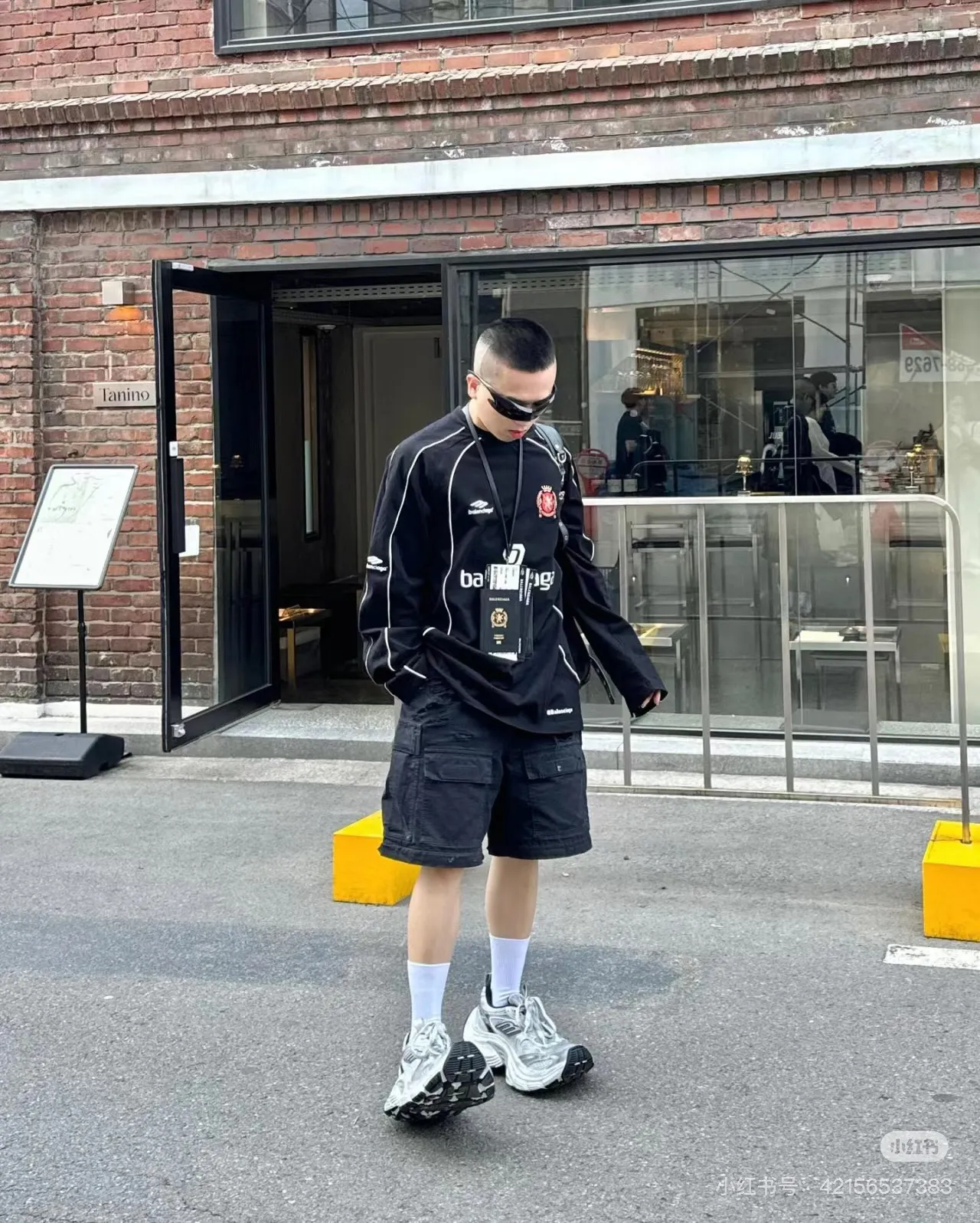 ♻️💯Refer to the model picture for the upper body❤️The top version of Balenciaga, Manchester United 24s spliced jersey limited long sleeves, 380 grams weight, different from the low weight on the market, the os version is really charming, Balenciaga is really the best, each season's new version is to the extreme, very practical, easy to wear, 100% cotton, using 26 double yarns Made of imported knitted carded cotton, the thickness is moderate, drapey and contoured, and the upper body is comfortable!! It is very tolerant for fat body types, and you can lose five pounds instantly when wearing it! Front panel splicing elements embroidery imported Tajima high-density heavy-duty embroidery technology. The font is three-dimensional and full. The back panel and front panel are made of direct-injection digital printing environmentally friendly glue material, mechanized printing process. Mechanical printing has high precision, high positioning accuracy and strong quality stability. The neck strap is made of pure cotton and is one-piece. There is no color difference. The oversize version has become the focus of the trend in the past two years. The progressive fashion of the times also needs fresh elements and the blood impact of trendy designs to continue its glory! It is very fashionable to wear inside and outside, a must-have for high street travel. Color: White Black Size: XS-L P:360