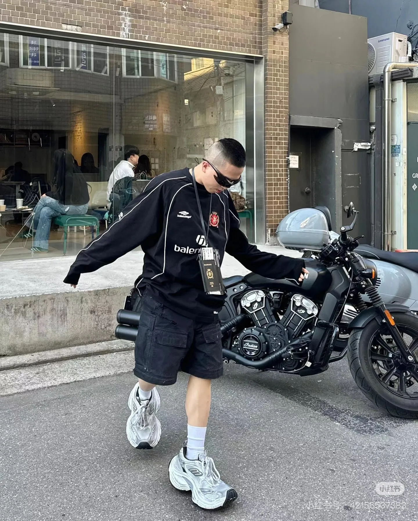 ♻️💯Refer to the model picture for the upper body❤️The top version of Balenciaga, Manchester United 24s spliced jersey limited long sleeves, 380 grams weight, different from the low weight on the market, the os version is really charming, Balenciaga is really the best, each season's new version is to the extreme, very practical, easy to wear, 100% cotton, using 26 double yarns Made of imported knitted carded cotton, the thickness is moderate, drapey and contoured, and the upper body is comfortable!! It is very tolerant for fat body types, and you can lose five pounds instantly when wearing it! Front panel splicing elements embroidery imported Tajima high-density heavy-duty embroidery technology. The font is three-dimensional and full. The back panel and front panel are made of direct-injection digital printing environmentally friendly glue material, mechanized printing process. Mechanical printing has high precision, high positioning accuracy and strong quality stability. The neck strap is made of pure cotton and is one-piece. There is no color difference. The oversize version has become the focus of the trend in the past two years. The progressive fashion of the times also needs fresh elements and the blood impact of trendy designs to continue its glory! It is very fashionable to wear inside and outside, a must-have for high street travel. Color: White Black Size: XS-L P:360