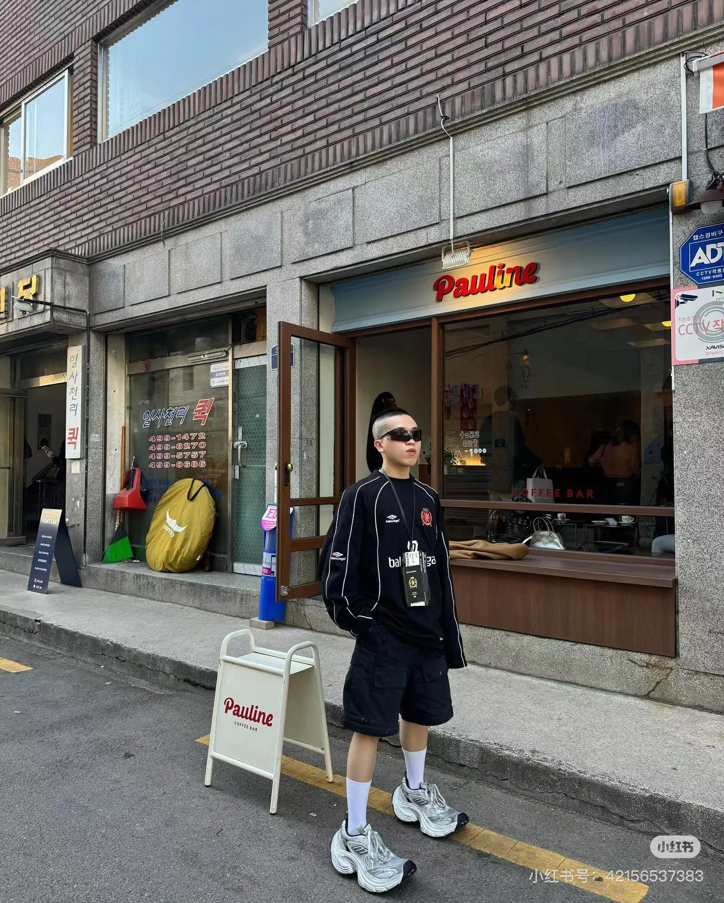 ♻️💯Refer to the model picture for the upper body❤️The top version of Balenciaga, Manchester United 24s spliced jersey limited long sleeves, 380 grams weight, different from the low weight on the market, the os version is really charming, Balenciaga is really the best, each season's new version is to the extreme, very practical, easy to wear, 100% cotton, using 26 double yarns Made of imported knitted carded cotton, the thickness is moderate, drapey and contoured, and the upper body is comfortable!! It is very tolerant for fat body types, and you can lose five pounds instantly when wearing it! Front panel splicing elements embroidery imported Tajima high-density heavy-duty embroidery technology. The font is three-dimensional and full. The back panel and front panel are made of direct-injection digital printing environmentally friendly glue material, mechanized printing process. Mechanical printing has high precision, high positioning accuracy and strong quality stability. The neck strap is made of pure cotton and is one-piece. There is no color difference. The oversize version has become the focus of the trend in the past two years. The progressive fashion of the times also needs fresh elements and the blood impact of trendy designs to continue its glory! It is very fashionable to wear inside and outside, a must-have for high street travel. Color: White Black Size: XS-L P:360