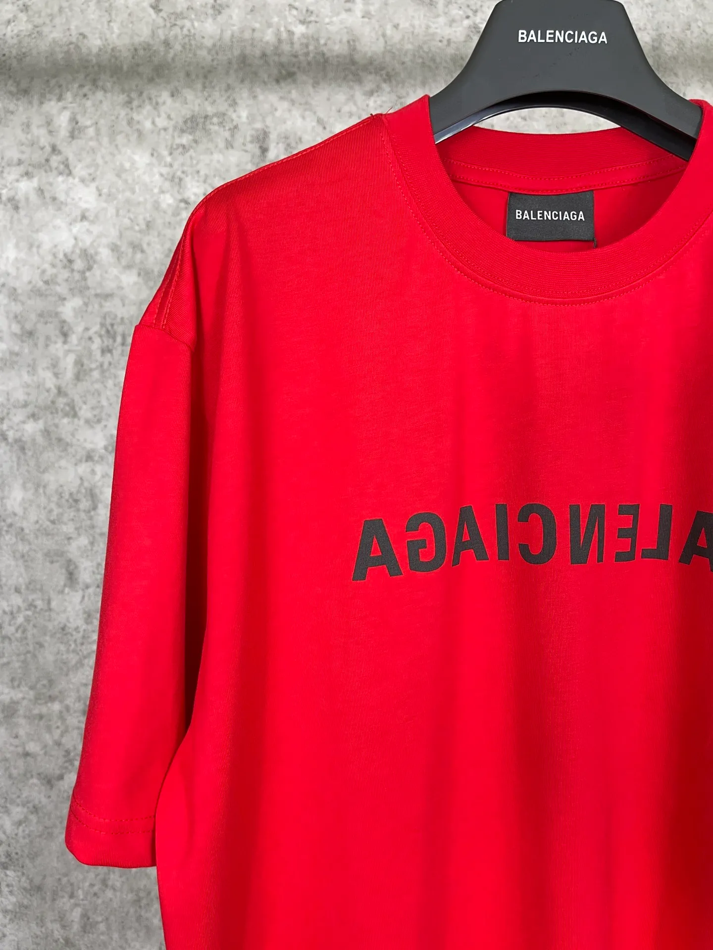 🅿️166 Real photos [Top version. Official website quality] BALENCI*GA/Paris BALENCI*GA# 2023 spring and summer new style, front-print reverse mirror LOGO short-sleeved T-shirt. 2023 spring and summer new product. Brick cabinet synchronization. The fabric is made of Paris ZP custom-woven and dyed 100% cotton double yarn compact cotton. The weight is 260 grams, the cloth surface is clean. The cloth pattern is clear. Soft and comfortable. Good color fastness. Not easy to change color. The threads are woven and dyed with no color difference. The printing uses imported environmentally friendly rubber paddles, precision stencils, fine LOGO letters, clear letters, no burrs, and a three-dimensional effect. Restore brick cabinet. The version adopts OS loose shoulder version. Same style for men and women. Code: BL223081 Color: black, light gray, red. Size: XS to L